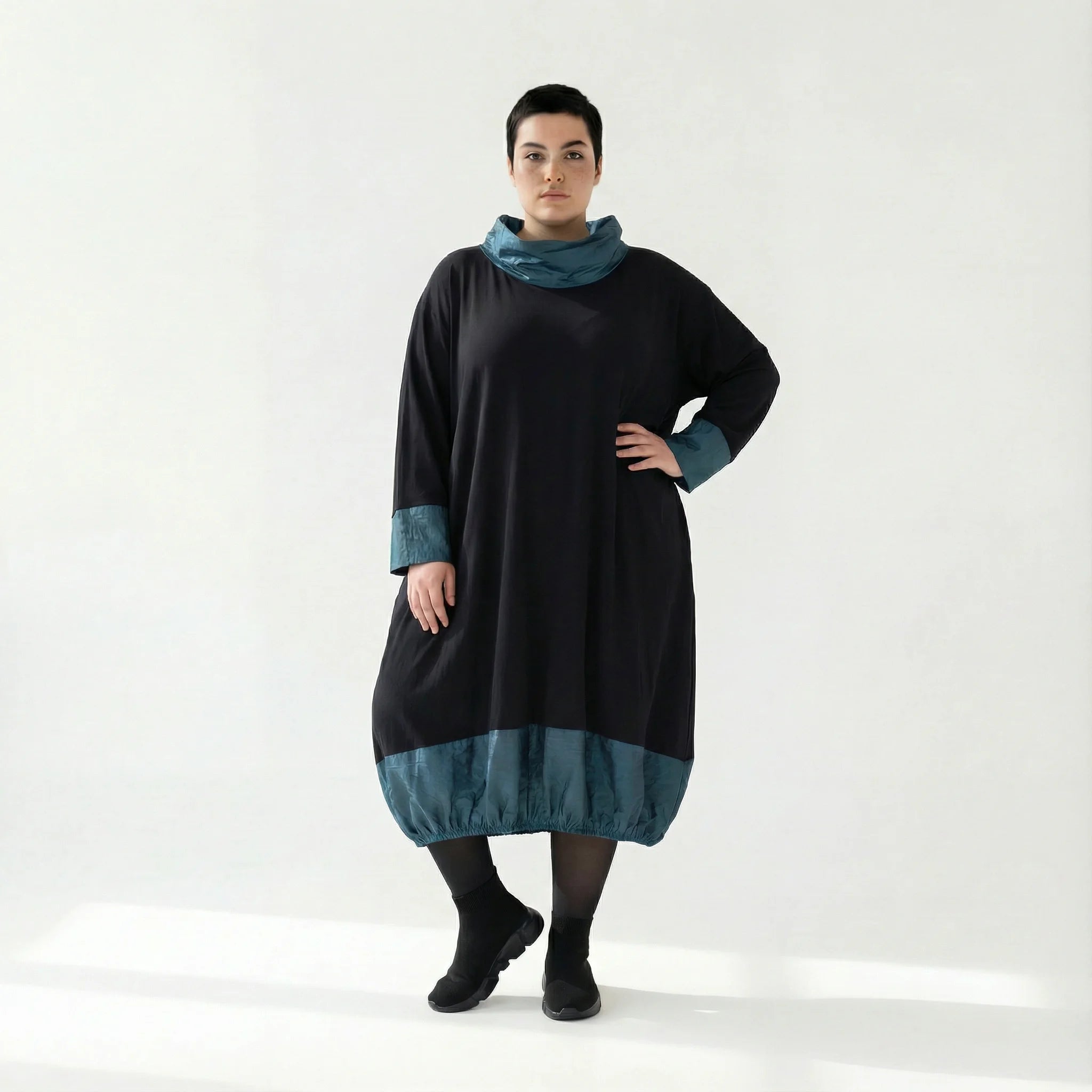 MODEARE - Oversize Ballonkleid mit Memorytaft-Details in Schwarz-Petrol und elastischer Raffung