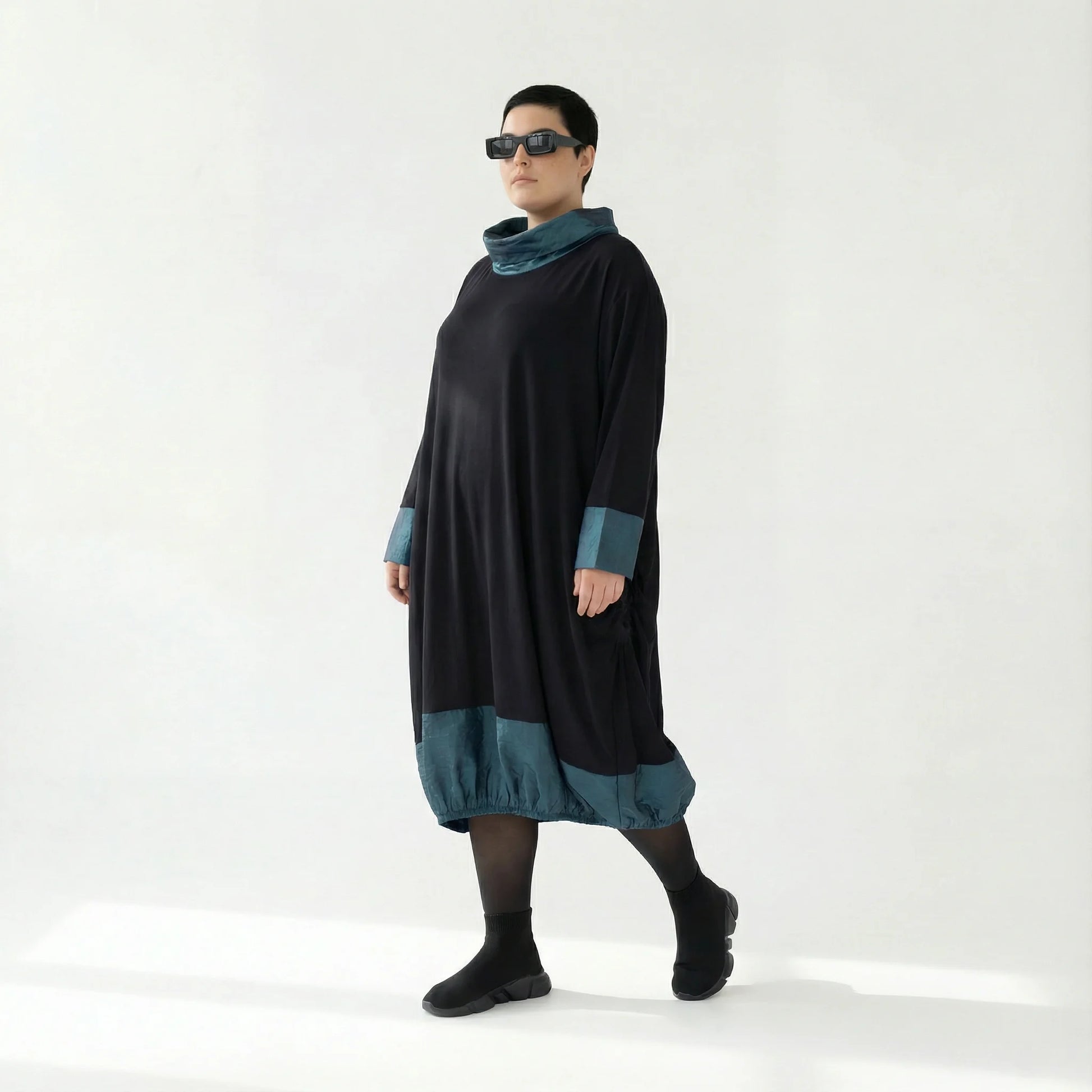 MODEARE - Oversize Ballonkleid mit Memorytaft-Details in Schwarz-Petrol und elastischer Raffung