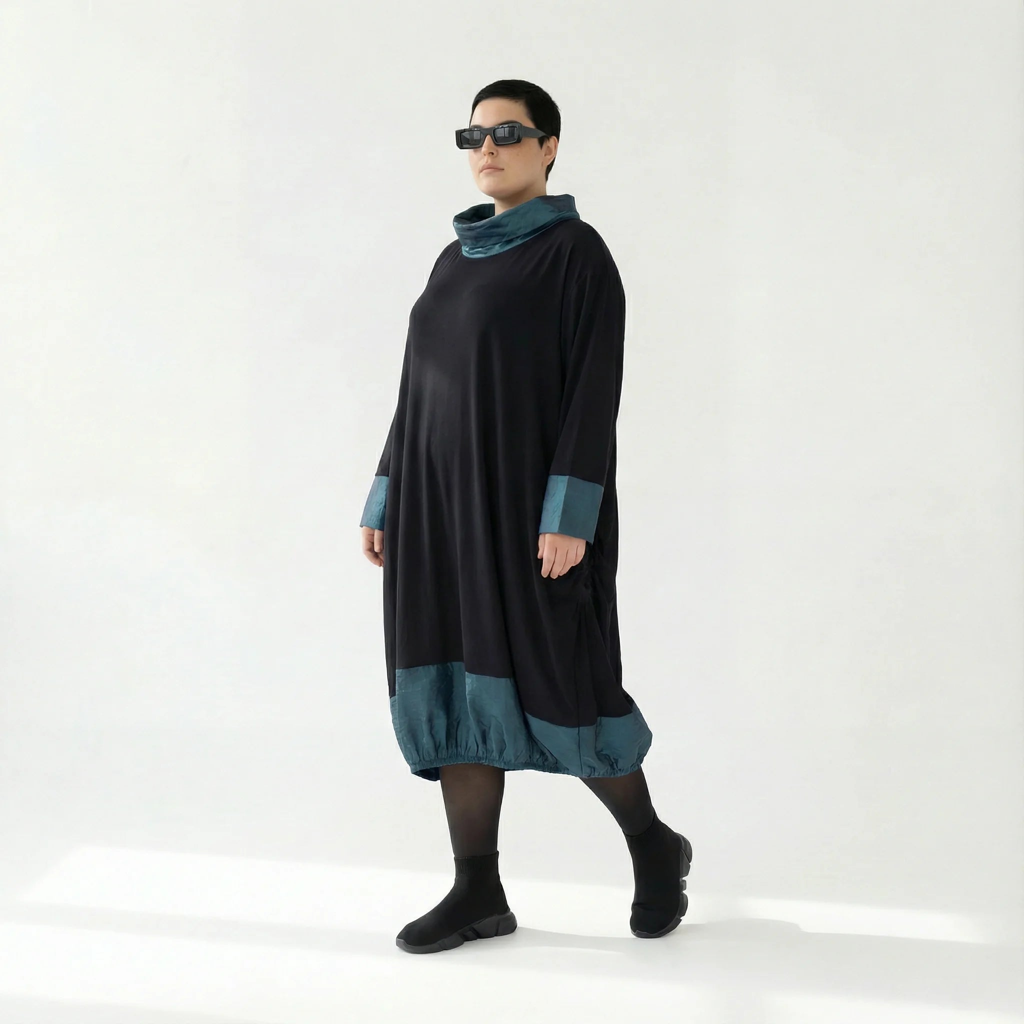 MODEARE - Oversize Ballonkleid mit Memorytaft-Details in Schwarz-Petrol und elastischer Raffung