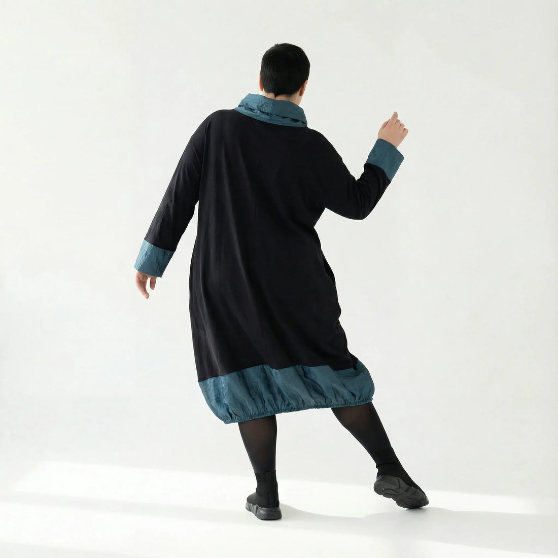 MODEARE - Oversize Ballonkleid mit Memorytaft-Details in Schwarz-Petrol und elastischer Raffung