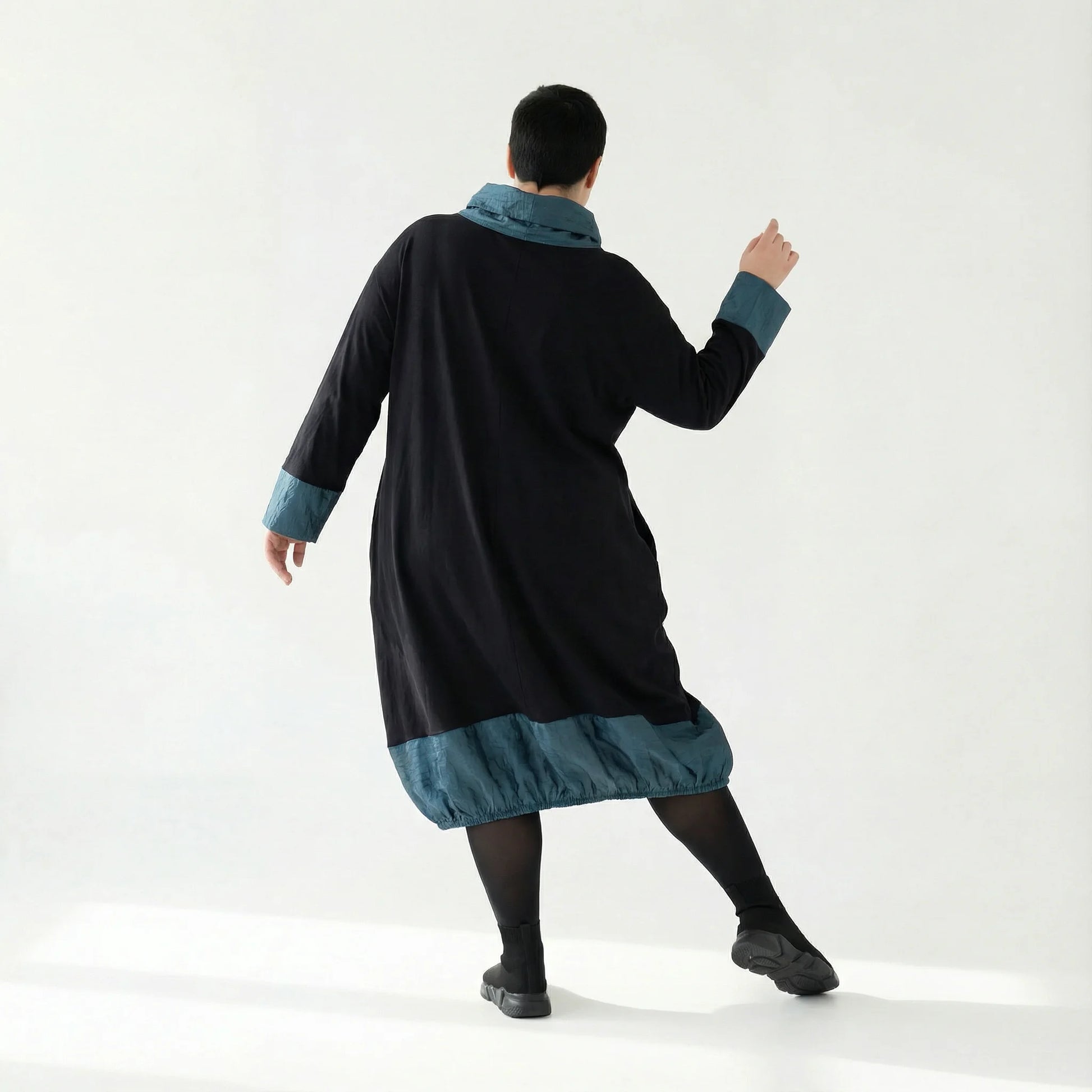 MODEARE - Oversize Ballonkleid mit Memorytaft-Details in Schwarz-Petrol und elastischer Raffung