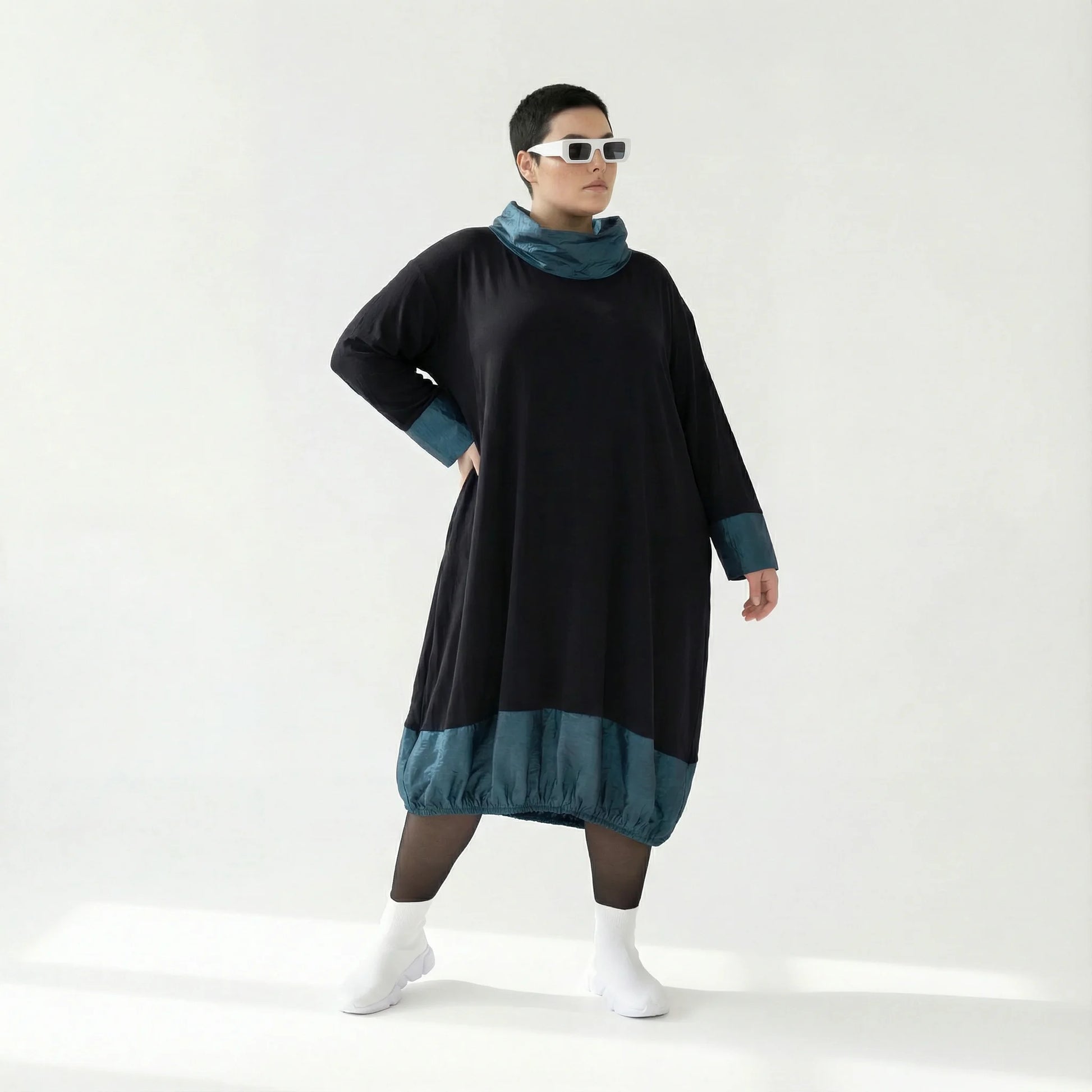 MODEARE - Oversize Ballonkleid mit Memorytaft-Details in Schwarz-Petrol und elastischer Raffung