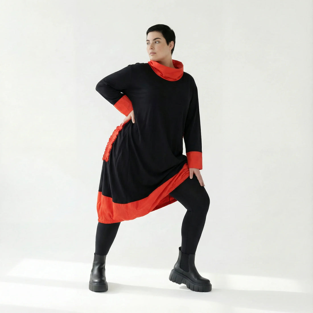 MODEARE - Ballonkleid in Schwarz-Rot mit Memorytaft und Raffung – Oversize-Stil für starke Looks