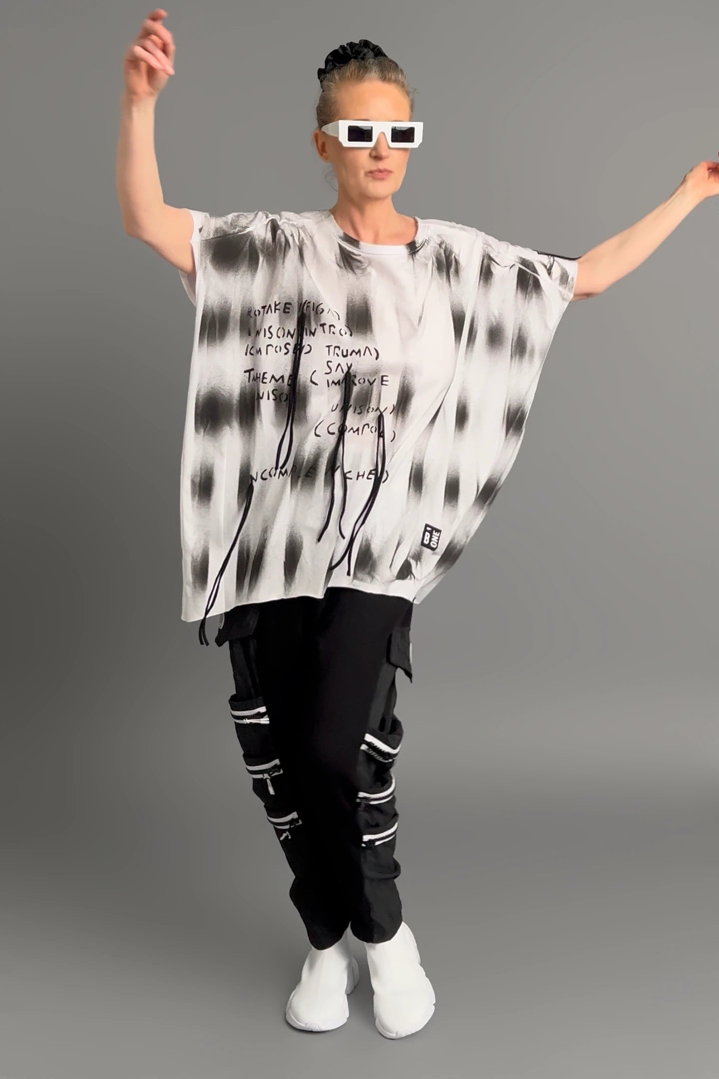 Oversize-Shirt in Batik-Optik mit Schriftprint von B-ONE aus Baumwollmix, Offwhite-Schwarz