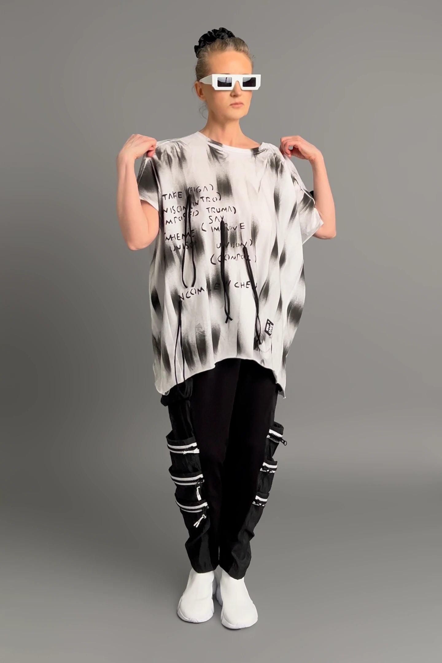 Oversize-Shirt in Batik-Optik mit Schriftprint von B-ONE aus Baumwollmix, Offwhite-Schwarz