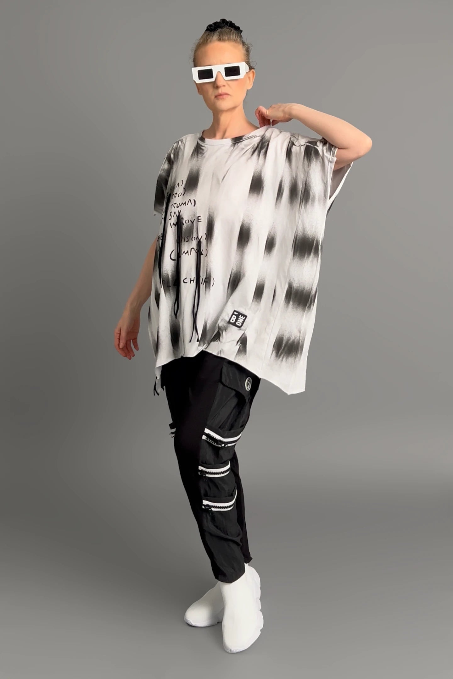 Oversize-Shirt in Batik-Optik mit Schriftprint von B-ONE aus Baumwollmix, Offwhite-Schwarz