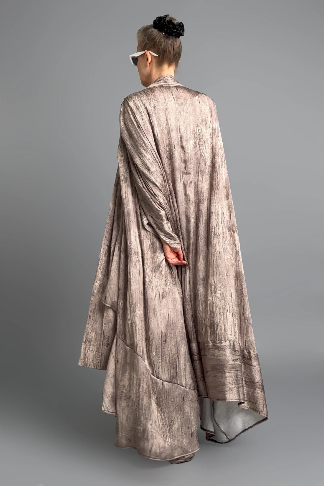 Avantgarde 3-Teiler in Taupe-Bronze – Cardigan, Shirt & Hose im Lagenlook von B-ONE