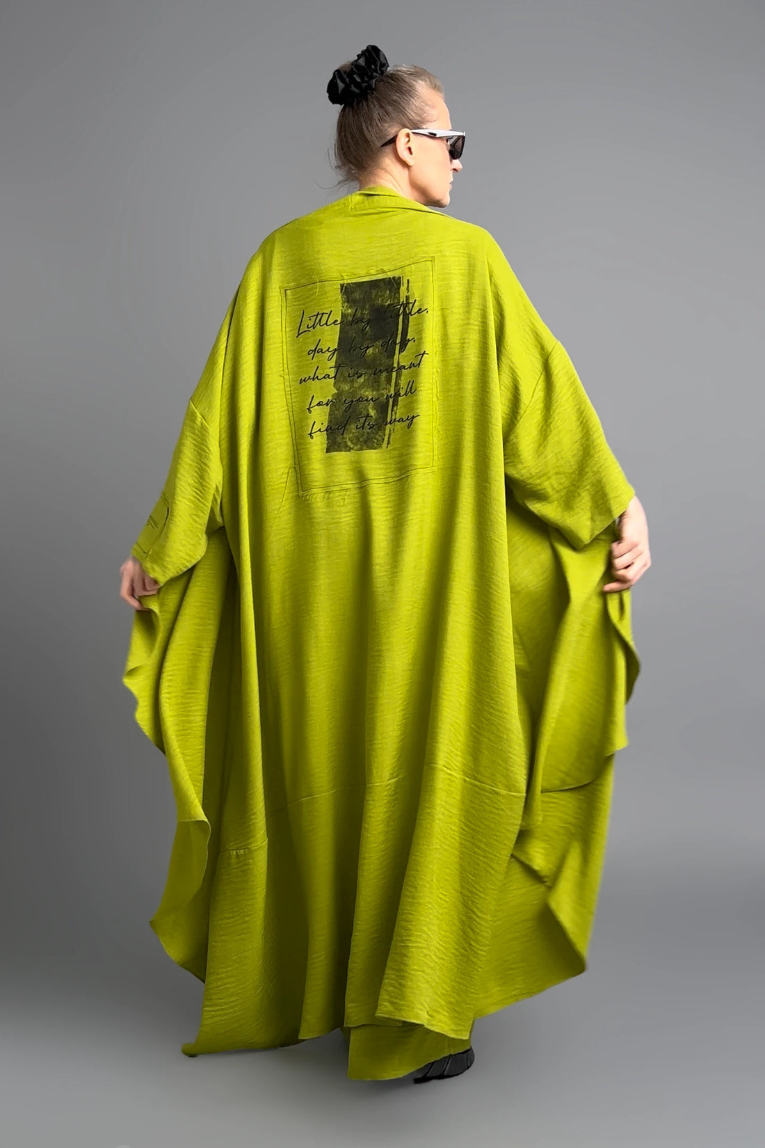 Avantgarde 3-Teiler in Chartreuse mit Schriftpatches aus Baumwolle von B-ONE