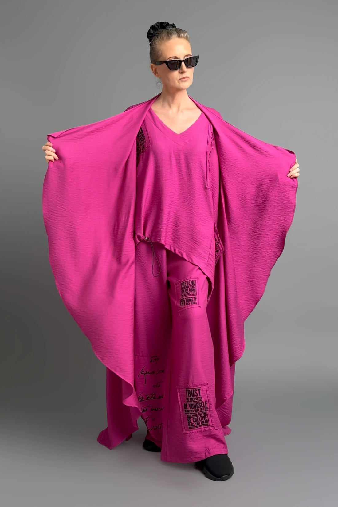 Damen 3-Teiler Magenta B-ONE – Shirt, Hose & Cardigan mit Prints aus Baumwolle, EU 40/50, Oversize-Stil, Künstlerlook -  MODEARE