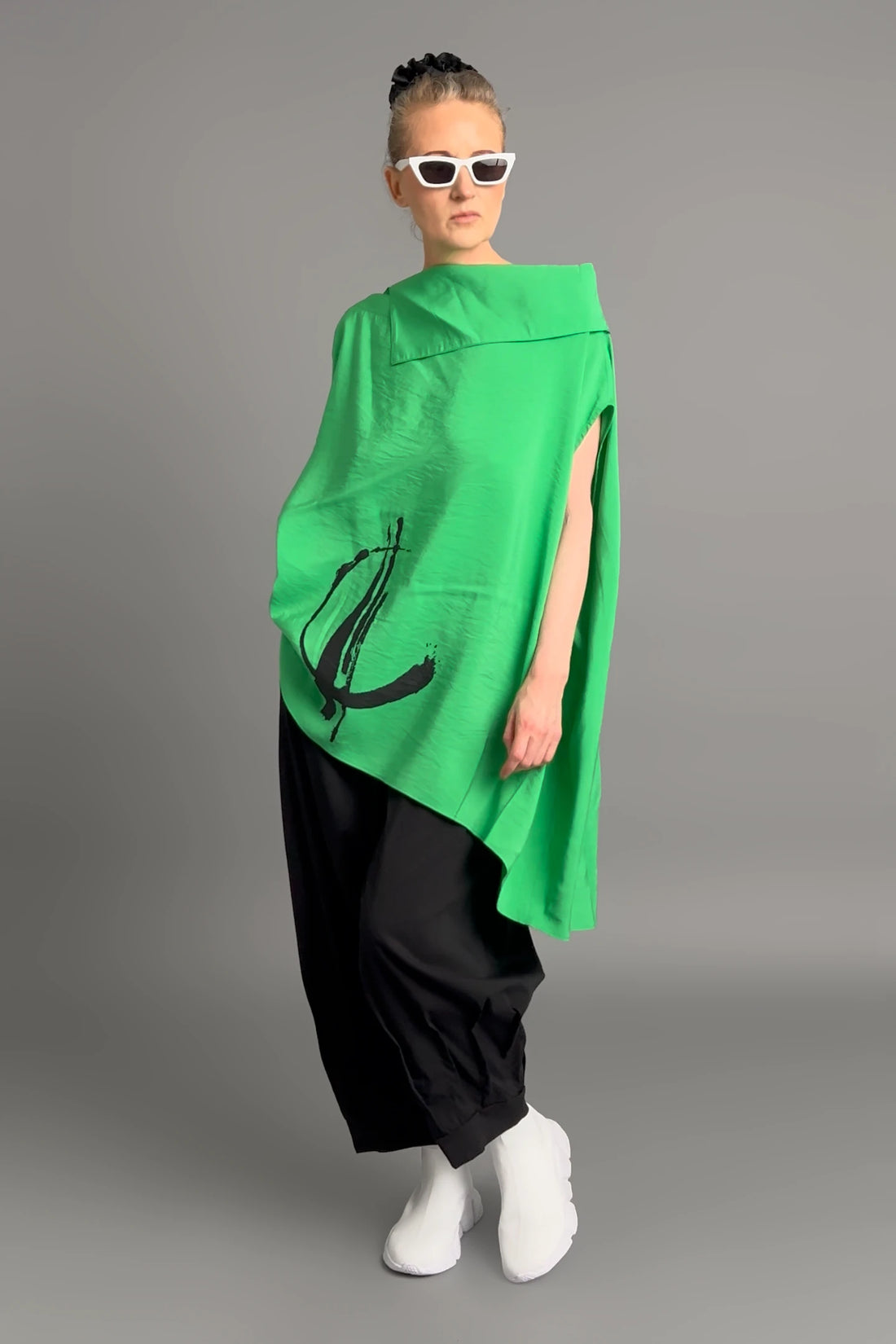 Damen Oversize-Shirt Grün Caraclan mit Print, weiter Kragen, Modal-Mix, EU 38/50 – Avantgarde Mode, Made in Turkey -  MODEARE