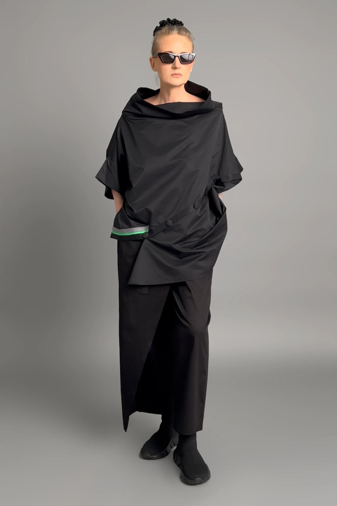 Caraclan Damen Oversize-Bluse Schwarz mit Knopfleiste & grünem Akzent – EU 38/44 bis EU 44/50 -  MODEARE