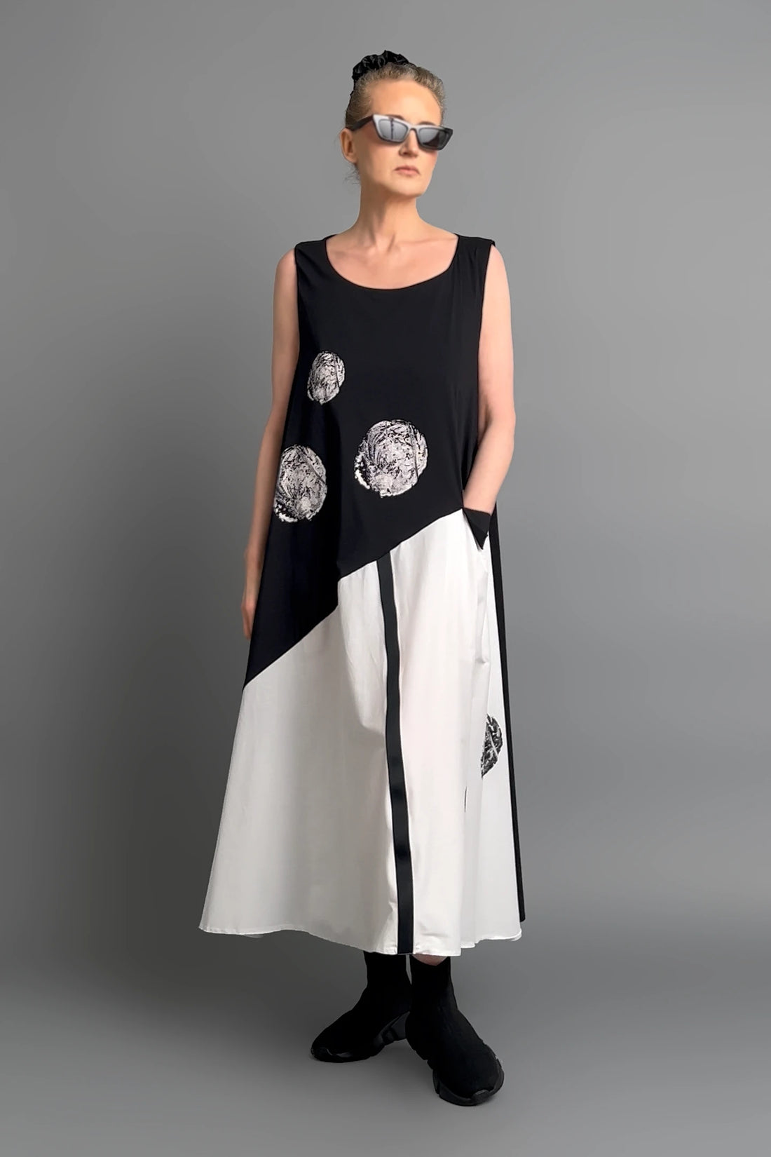 Kleid Damen Caraclan Schwarz Weiß Avantgarde Maxikleid ärmellos mit Print – Größen EU 38 bis 50 -  MODEARE