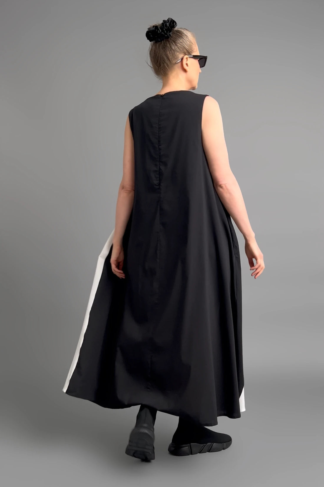Kleid Damen Caraclan Schwarz Weiß Avantgarde Maxikleid ärmellos mit Print – Größen EU 38 bis 50 -  MODEARE