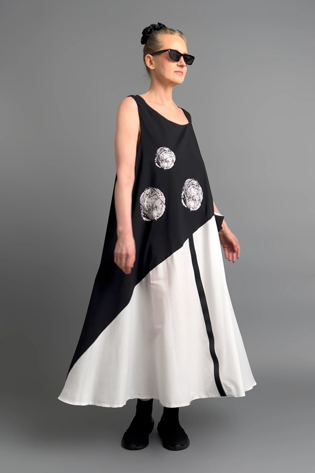 Kleid Damen Caraclan Schwarz Weiß Avantgarde Maxikleid ärmellos mit Print – Größen EU 38 bis 50 -  MODEARE