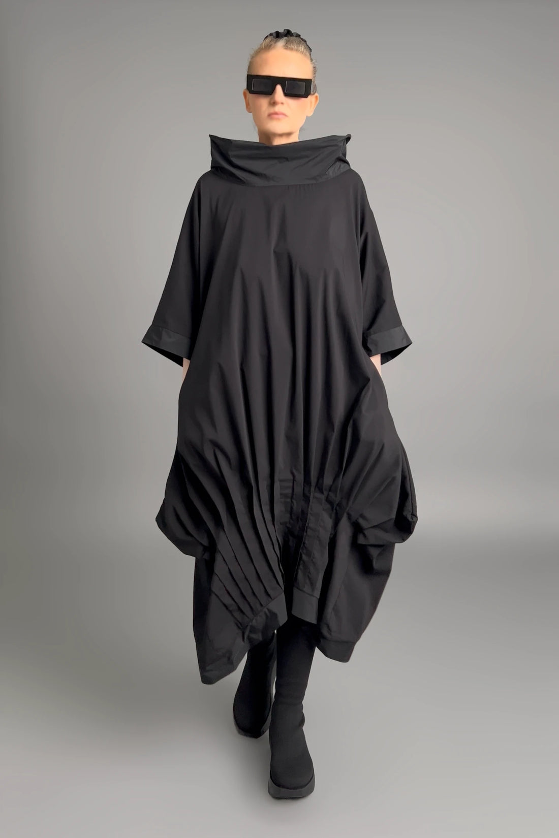 Schwarzes Damenkleid von Caraclan, Oversize, Baumwollmix, Avantgarde-Stil, Größen EU 38 bis 50, made in Türkei -  MODEARE