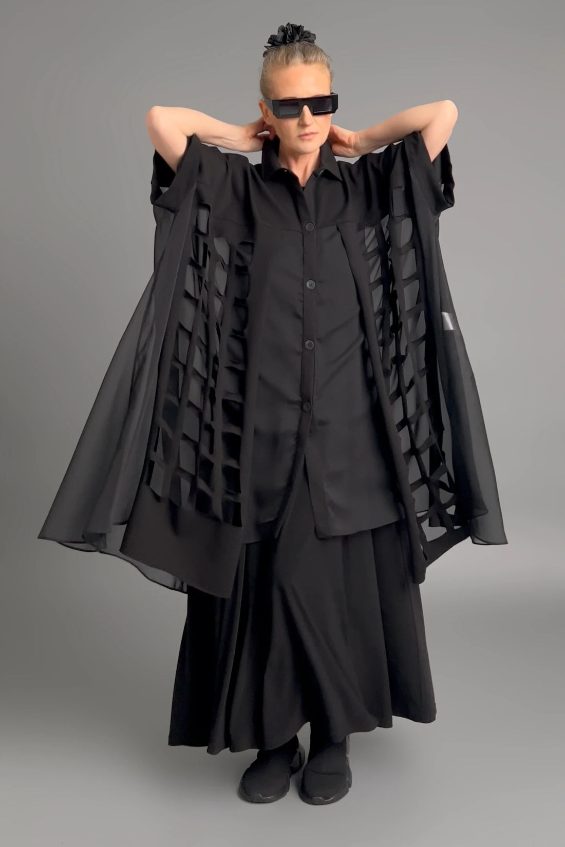 Oversize Damenbluse Schwarz Caraclan aus Baumwollmix mit Cut-outs, Voile-Ärmeln, EU 38/50 – Avantgarde, Lagenlook, Plus Size -  MODEARE