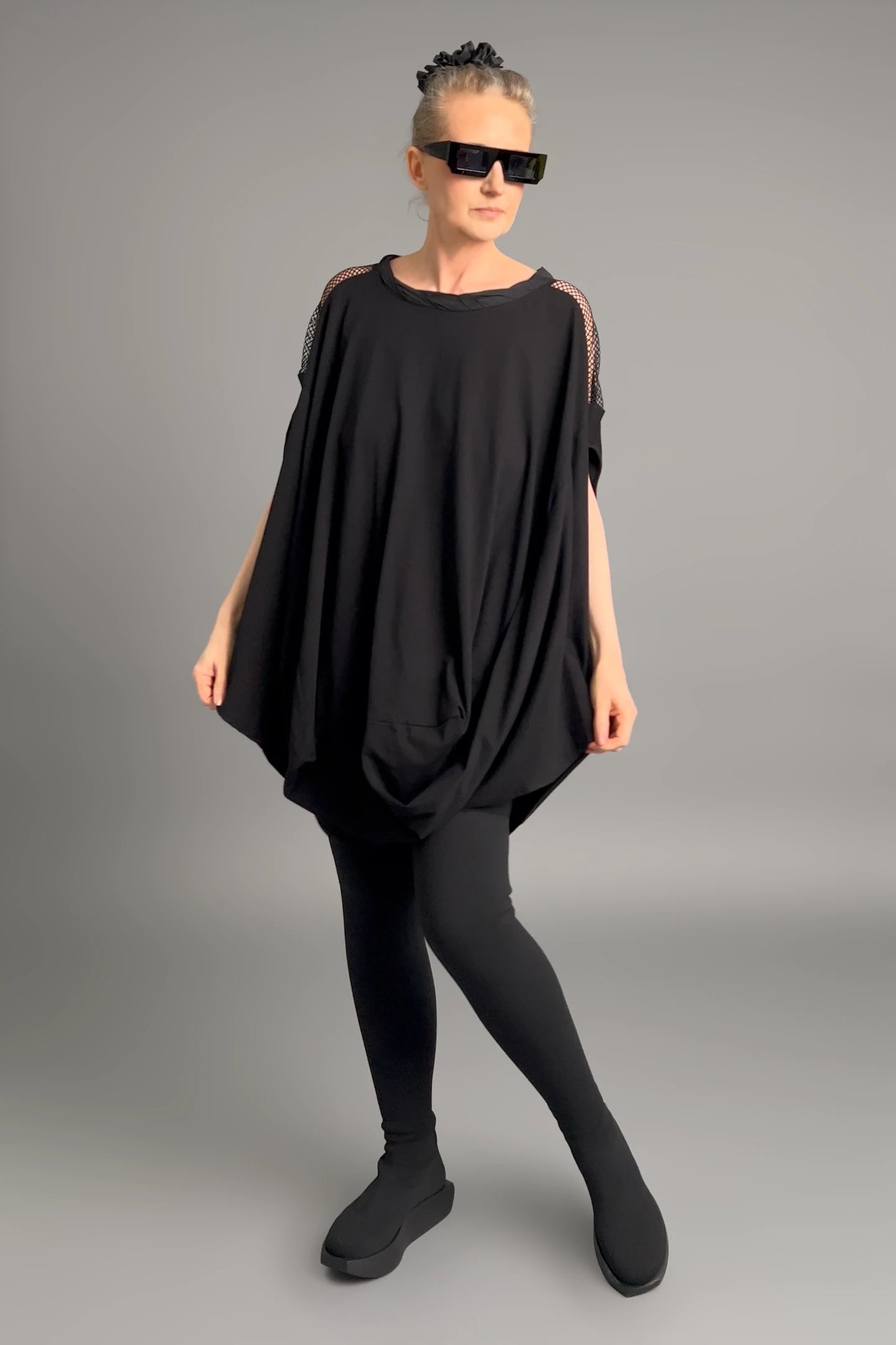 Damen Oversize-Tunika Schwarz von Caraclan aus Viskose mit Netzdetails, Gr. EU 38/50, Avantgarde, Lagenlook, Made in Türkei -  MODEARE