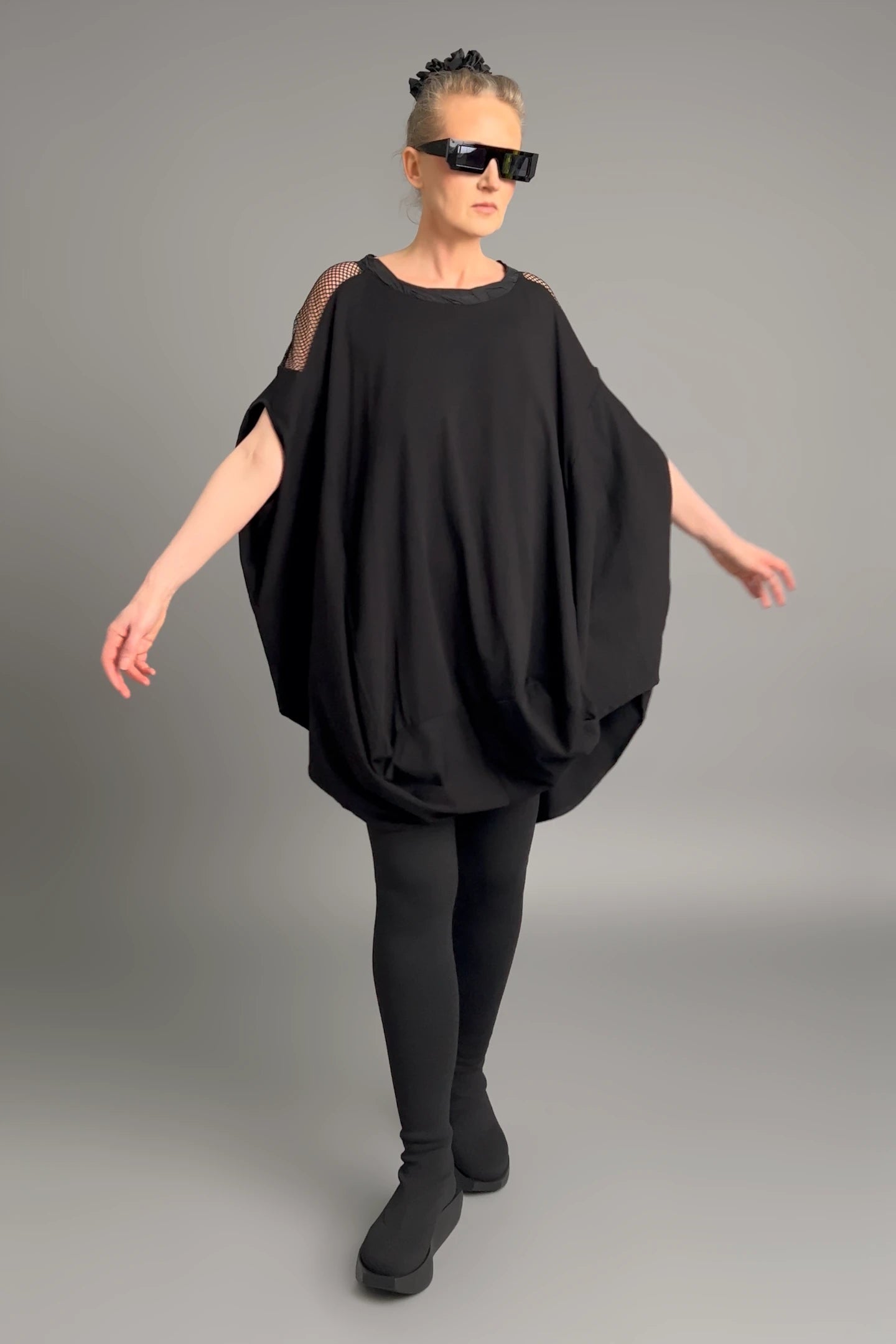 Damen Oversize-Tunika Schwarz von Caraclan aus Viskose mit Netzdetails, Gr. EU 38/50, Avantgarde, Lagenlook, Made in Türkei -  MODEARE