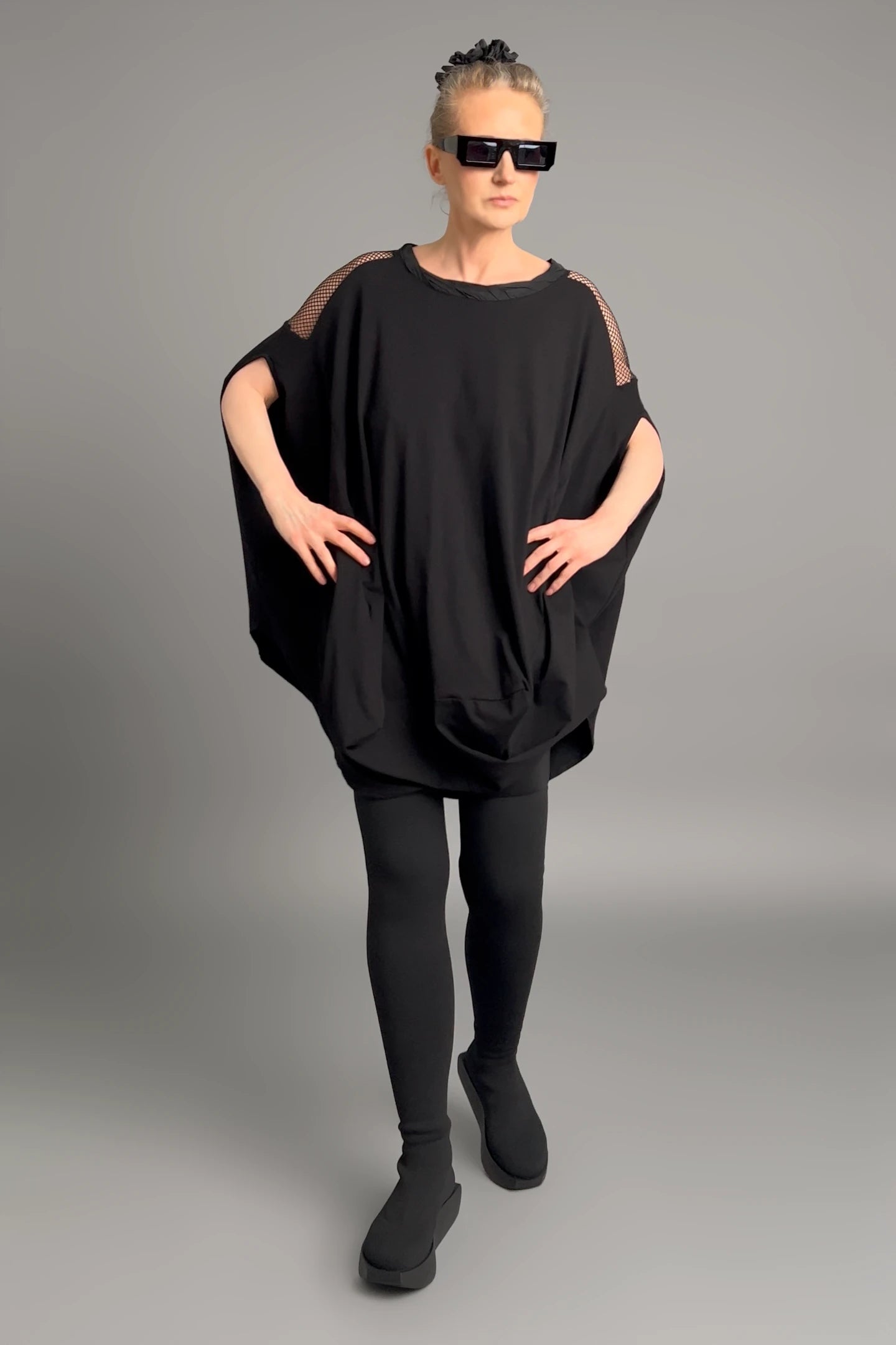 Damen Oversize-Tunika Schwarz von Caraclan aus Viskose mit Netzdetails, Gr. EU 38/50, Avantgarde, Lagenlook, Made in Türkei -  MODEARE