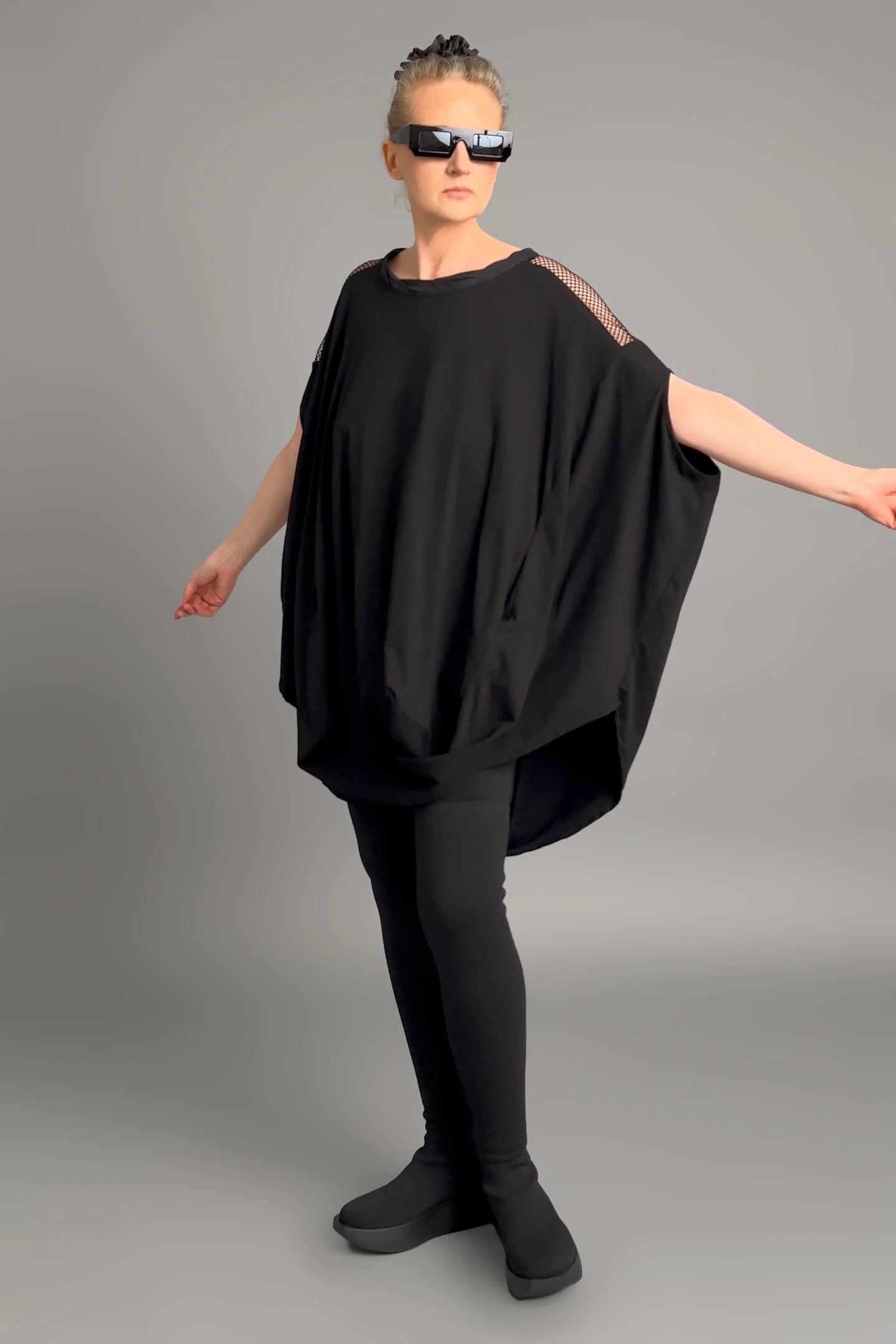 Damen Oversize-Tunika Schwarz von Caraclan aus Viskose mit Netzdetails, Gr. EU 38/50, Avantgarde, Lagenlook, Made in Türkei -  MODEARE