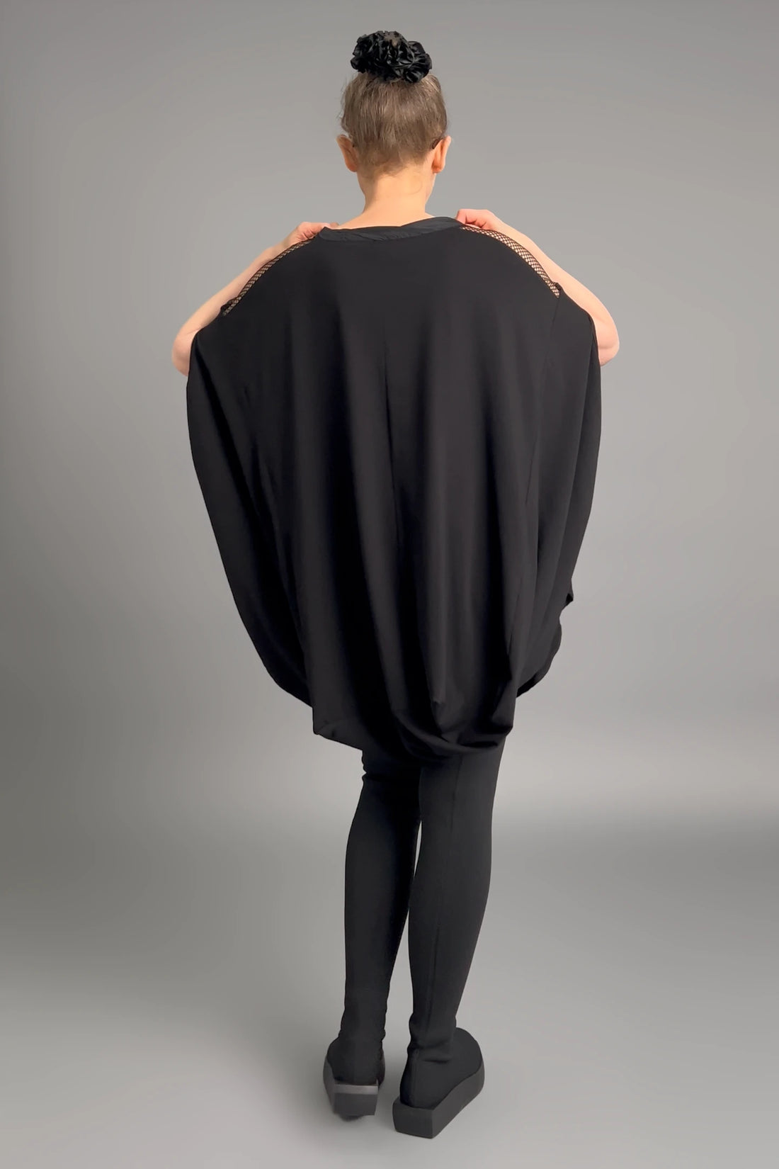 Damen Oversize-Tunika Schwarz von Caraclan aus Viskose mit Netzdetails, Gr. EU 38/50, Avantgarde, Lagenlook, Made in Türkei -  MODEARE