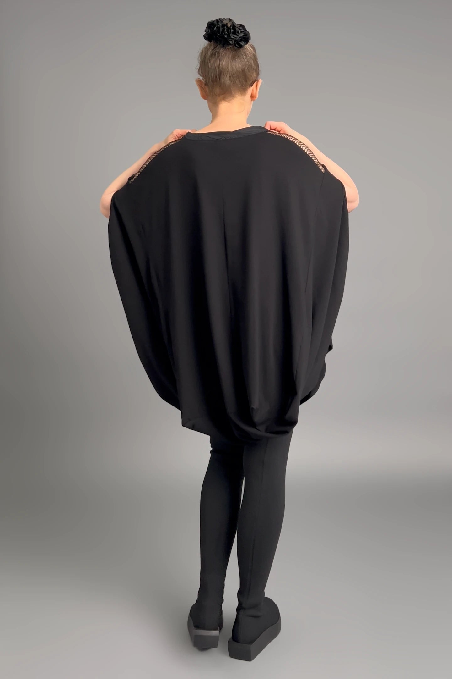 Damen Oversize-Tunika Schwarz von Caraclan aus Viskose mit Netzdetails, Gr. EU 38/50, Avantgarde, Lagenlook, Made in Türkei -  MODEARE
