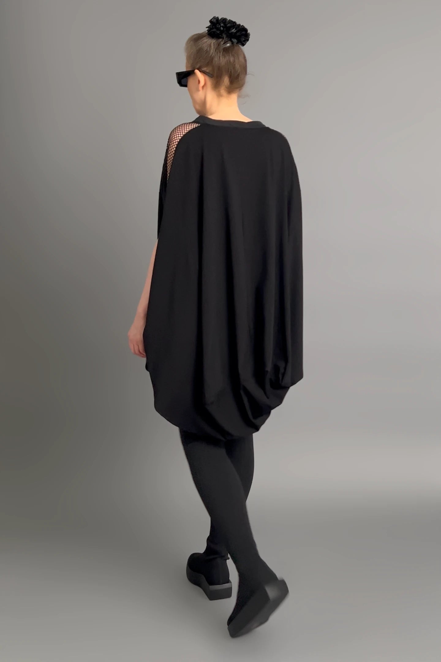 Damen Oversize-Tunika Schwarz von Caraclan aus Viskose mit Netzdetails, Gr. EU 38/50, Avantgarde, Lagenlook, Made in Türkei -  MODEARE