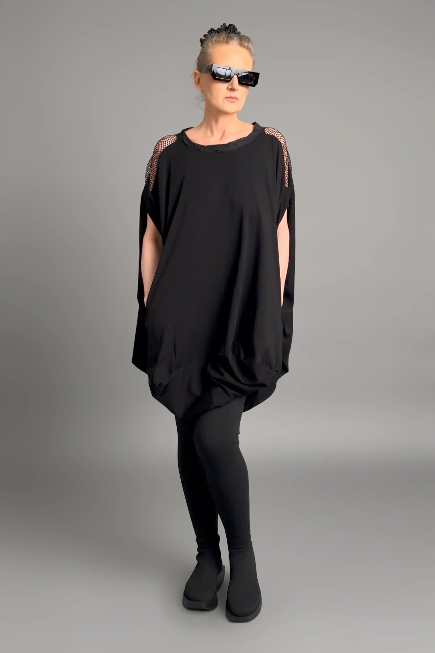 Damen Oversize-Tunika Schwarz von Caraclan aus Viskose mit Netzdetails, Gr. EU 38/50, Avantgarde, Lagenlook, Made in Türkei -  MODEARE