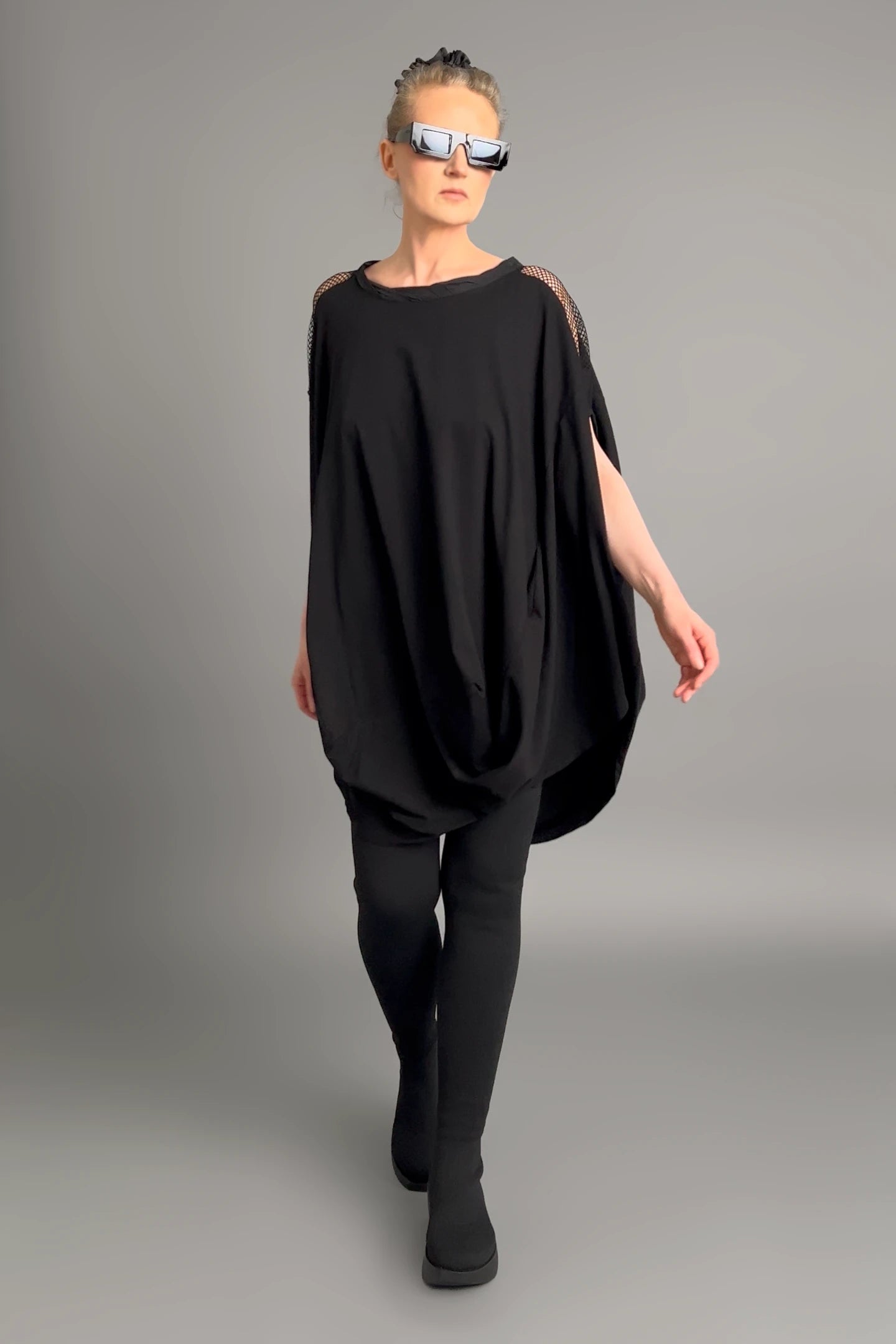 Damen Oversize-Tunika Schwarz von Caraclan aus Viskose mit Netzdetails, Gr. EU 38/50, Avantgarde, Lagenlook, Made in Türkei -  MODEARE