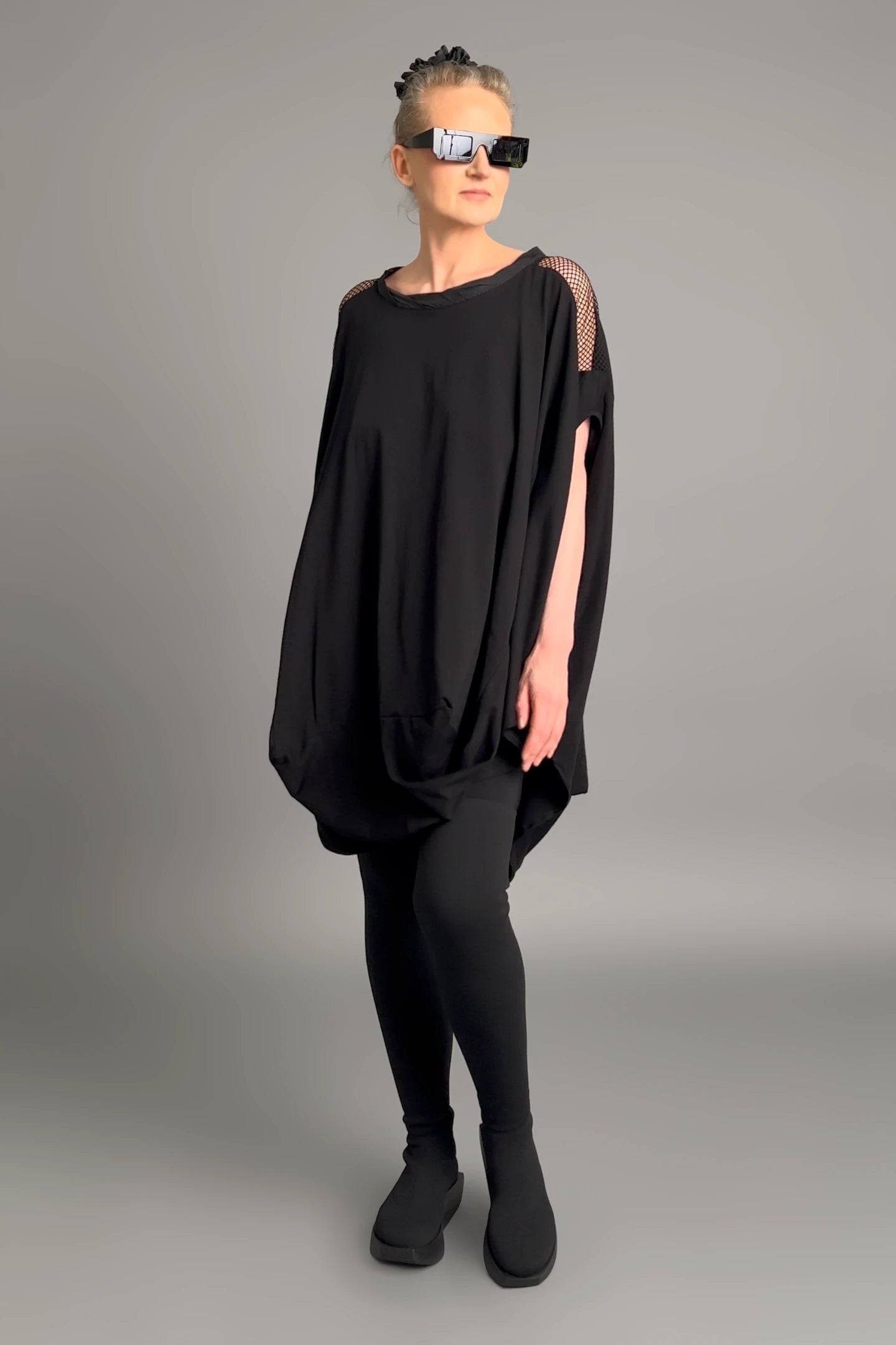 Damen Oversize-Tunika Schwarz von Caraclan aus Viskose mit Netzdetails, Gr. EU 38/50, Avantgarde, Lagenlook, Made in Türkei -  MODEARE