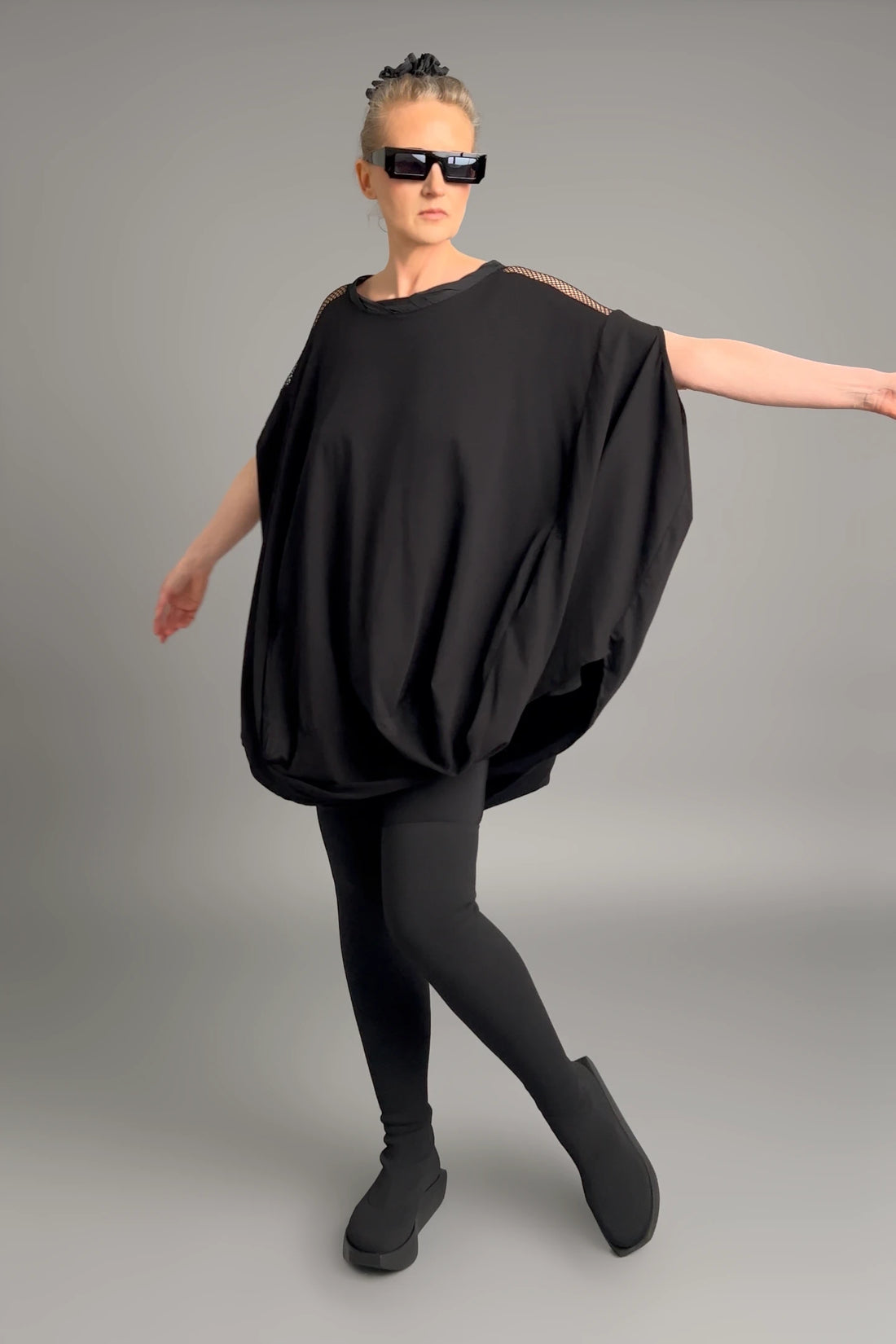 Damen Oversize-Tunika Schwarz von Caraclan aus Viskose mit Netzdetails, Gr. EU 38/50, Avantgarde, Lagenlook, Made in Türkei -  MODEARE