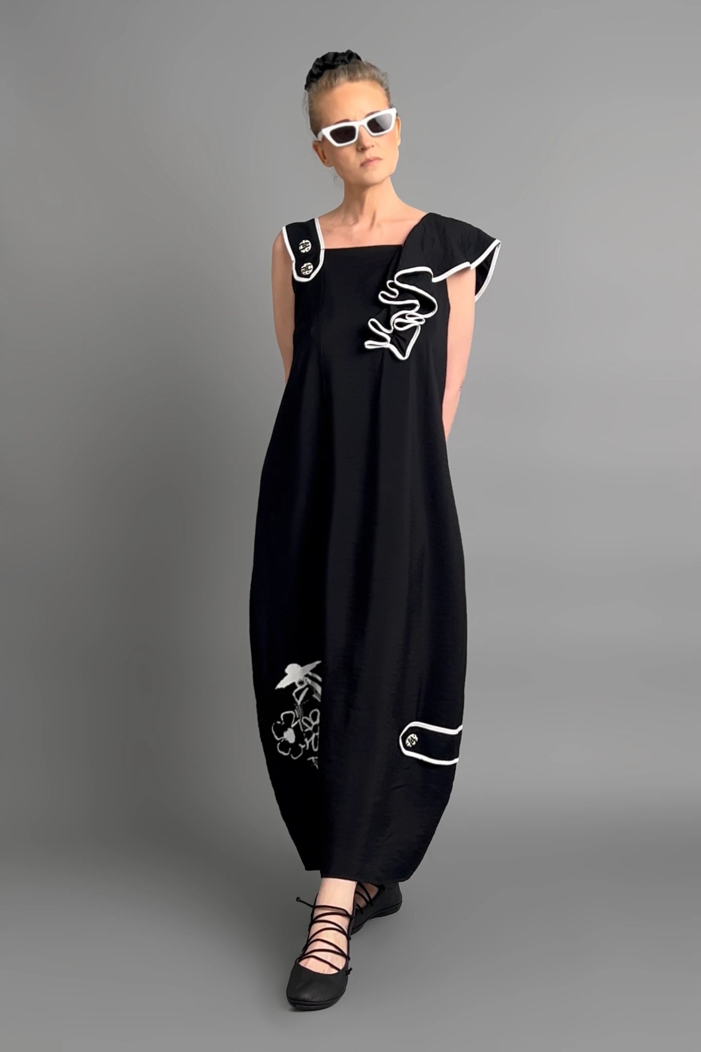 Schwarzes Avantgarde-Kleid mit Applikationen und Asymmetrie von LUANI aus Baumwollmix