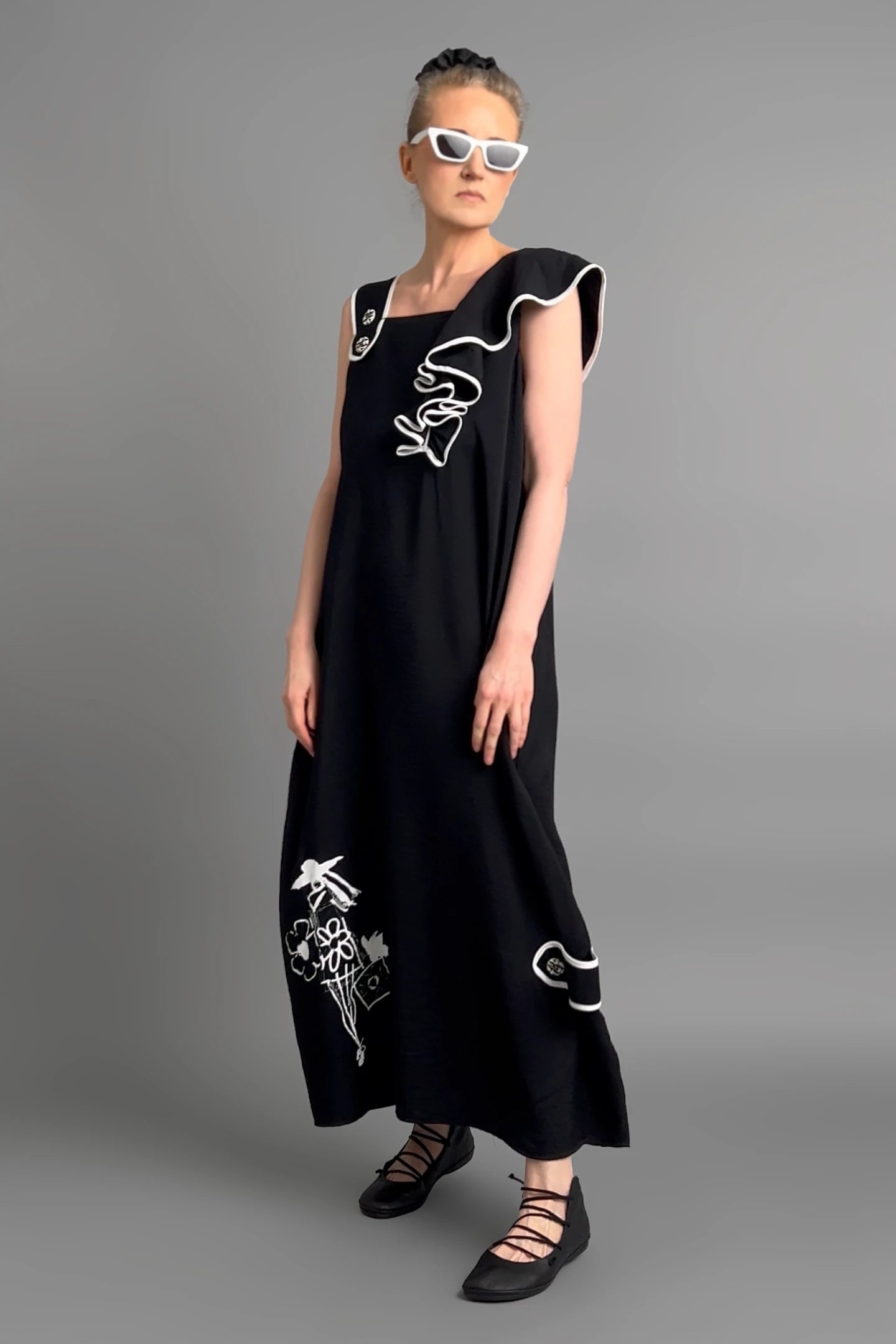 Schwarzes Avantgarde-Kleid mit Applikationen und Asymmetrie von LUANI aus Baumwollmix