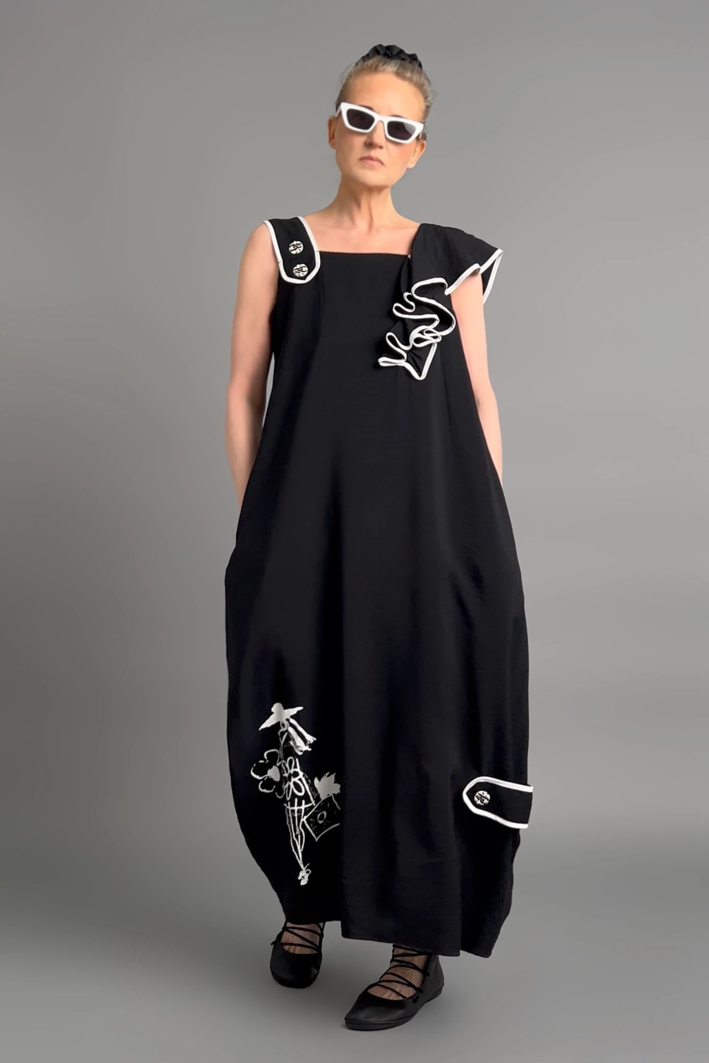 Schwarzes Avantgarde-Kleid mit Applikationen und Asymmetrie von LUANI aus Baumwollmix