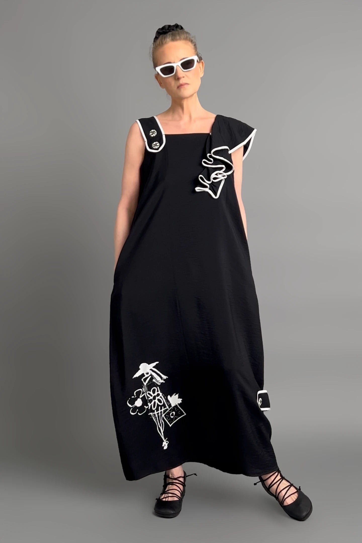 Schwarzes Avantgarde-Kleid mit Applikationen und Asymmetrie von LUANI aus Baumwollmix
