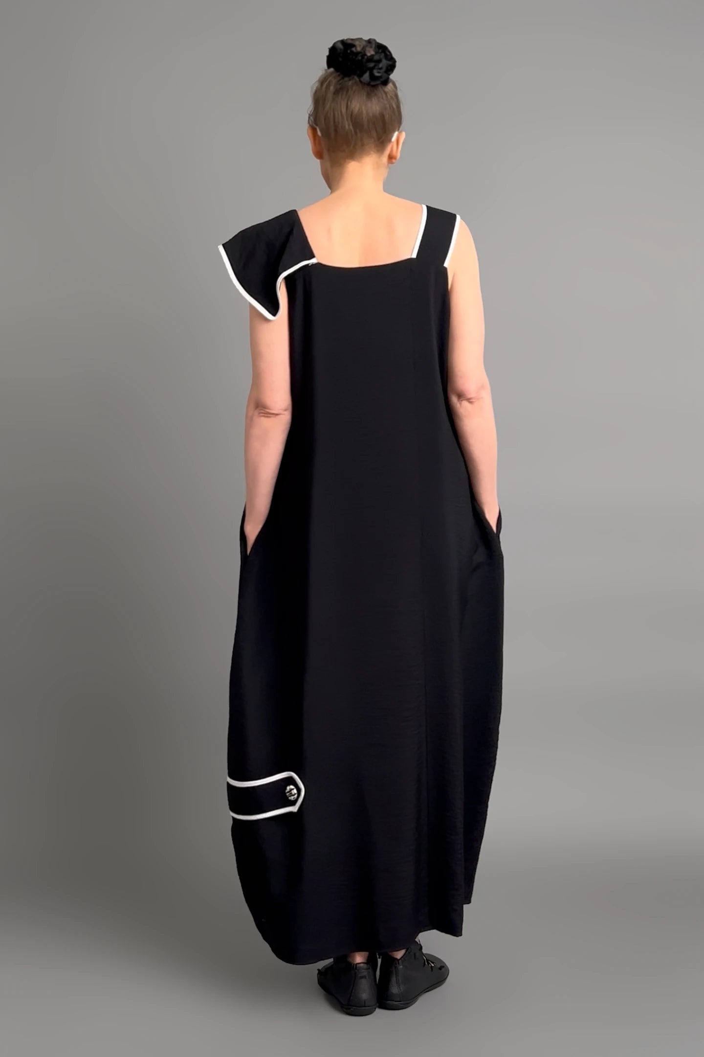 Schwarzes Avantgarde-Kleid mit Applikationen und Asymmetrie von LUANI aus Baumwollmix