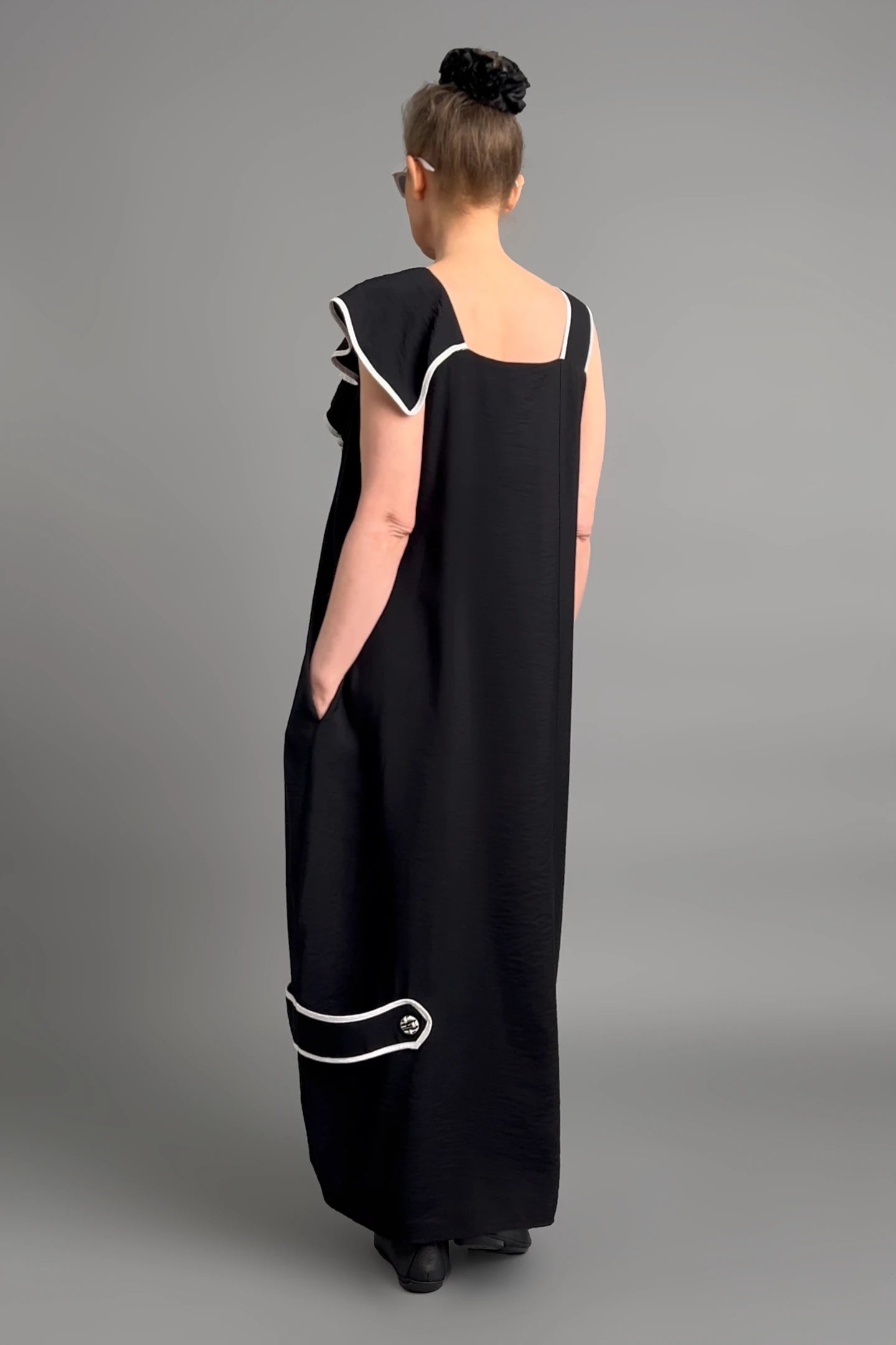 Schwarzes Avantgarde-Kleid mit Applikationen und Asymmetrie von LUANI aus Baumwollmix