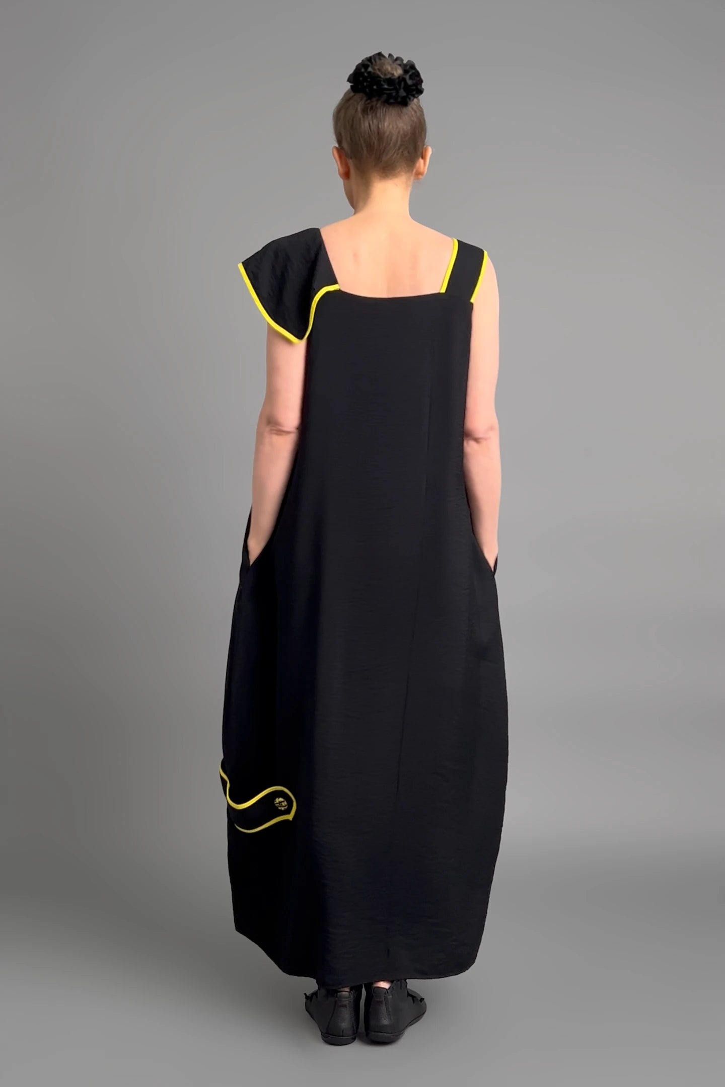Damen Kleid schwarz-gelb LUANI Avantgarde Maxikleid aus Baumwolle, gelbe Details, EU 40 bis 48 -  MODEARE