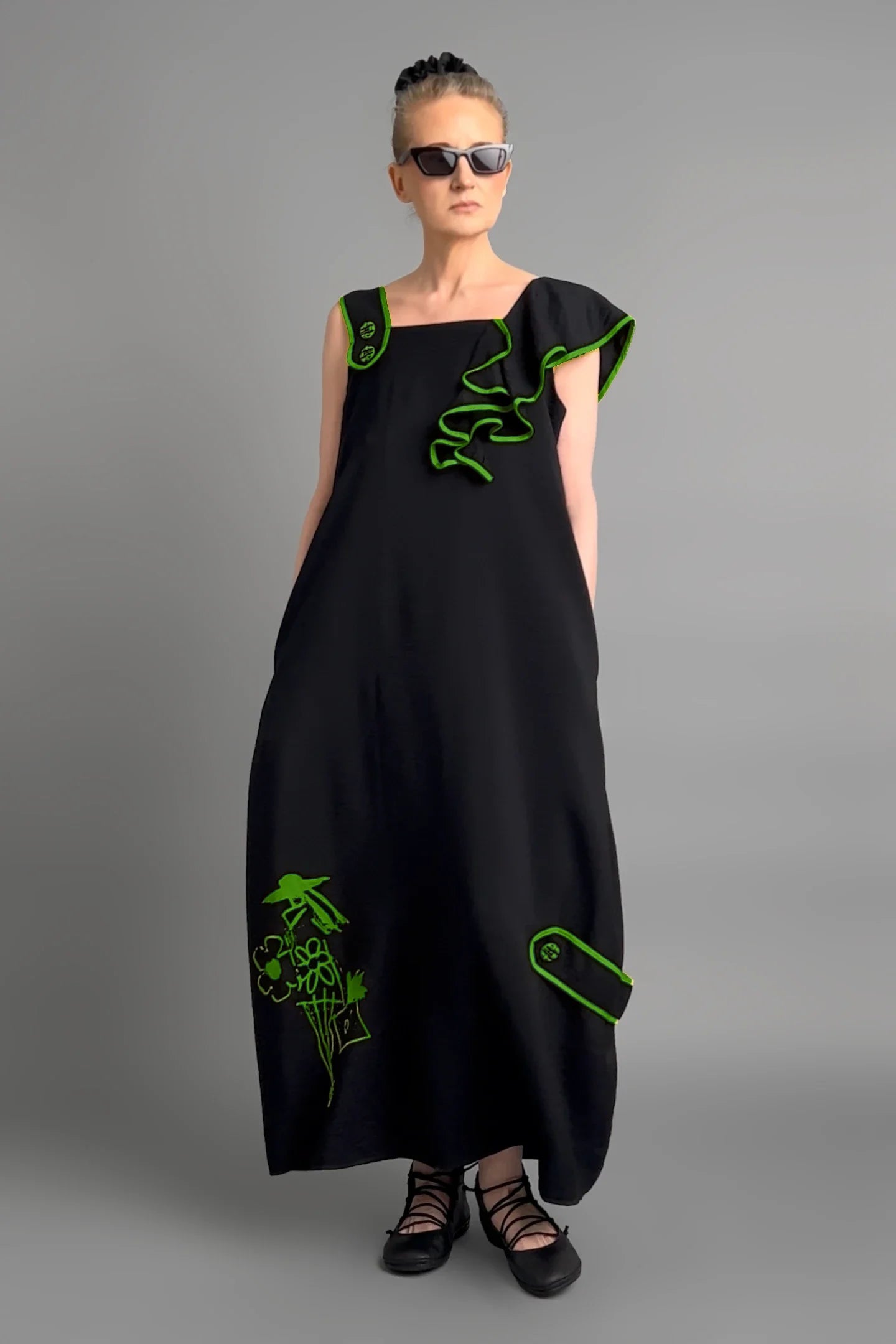 Schwarzes Kleid von LUANI mit grünen Kontrastnähten und Statement-Stickerei im Avantgarde-Stil