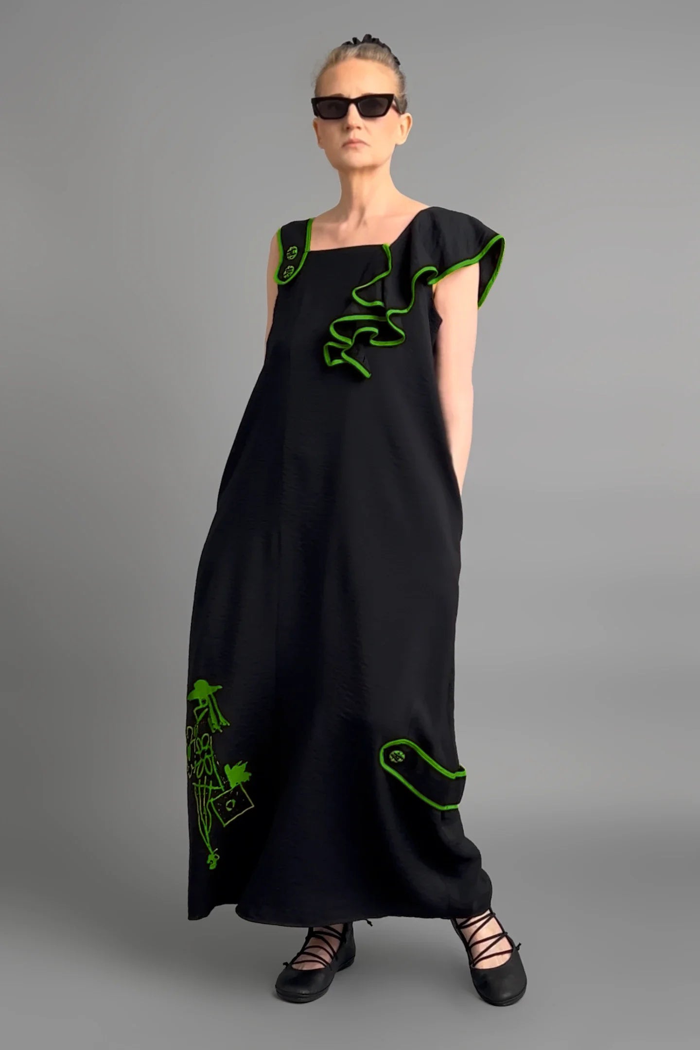 Schwarzes Kleid von LUANI mit grünen Kontrastnähten und Statement-Stickerei im Avantgarde-Stil