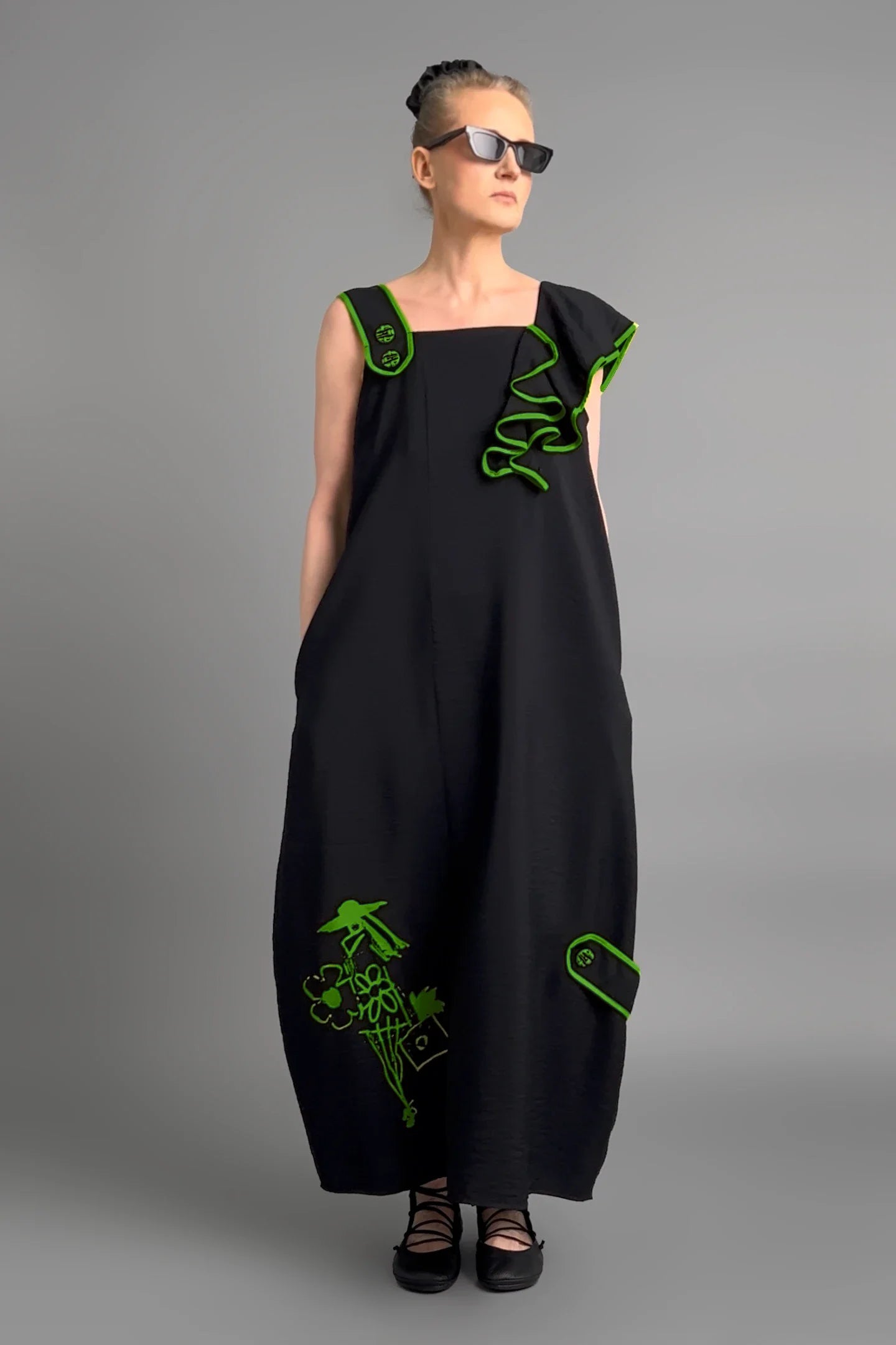 Schwarzes Kleid von LUANI mit grünen Kontrastnähten und Statement-Stickerei im Avantgarde-Stil