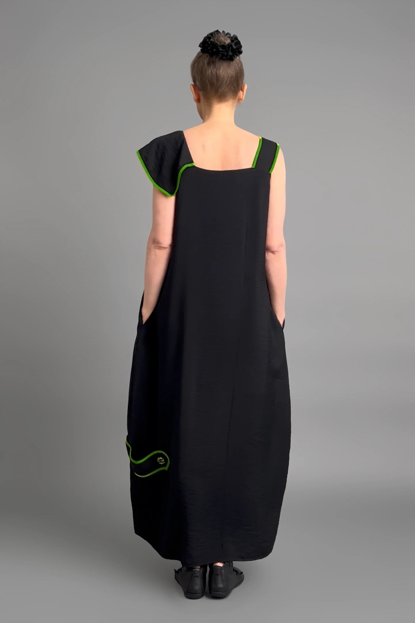 Schwarzes Kleid von LUANI mit grünen Kontrastnähten und Statement-Stickerei im Avantgarde-Stil