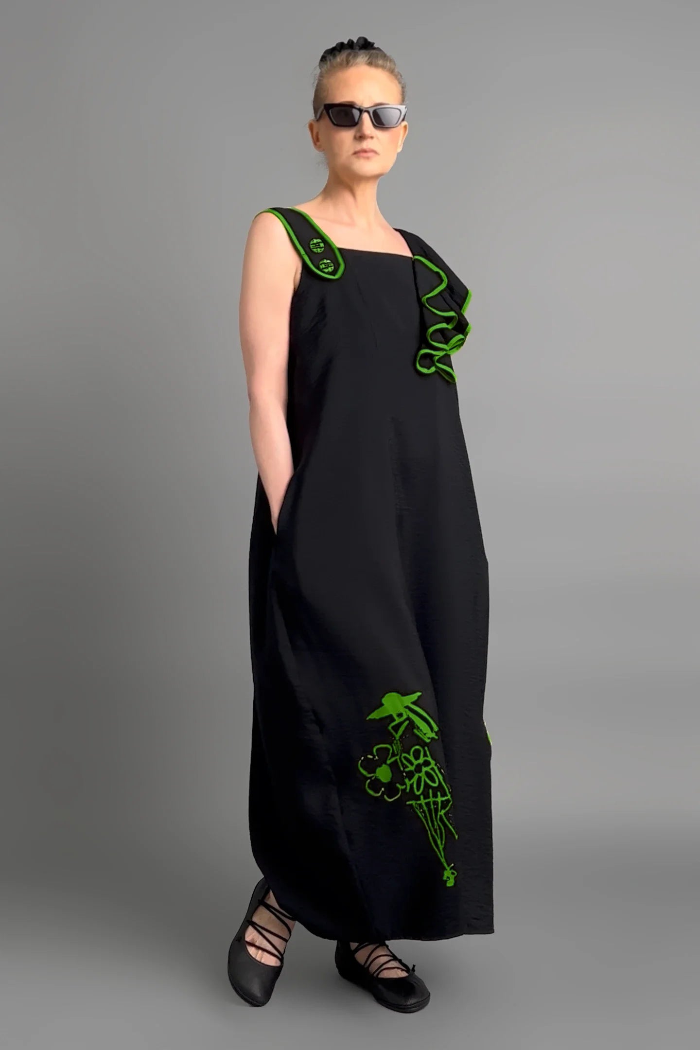 Schwarzes Kleid von LUANI mit grünen Kontrastnähten und Statement-Stickerei im Avantgarde-Stil