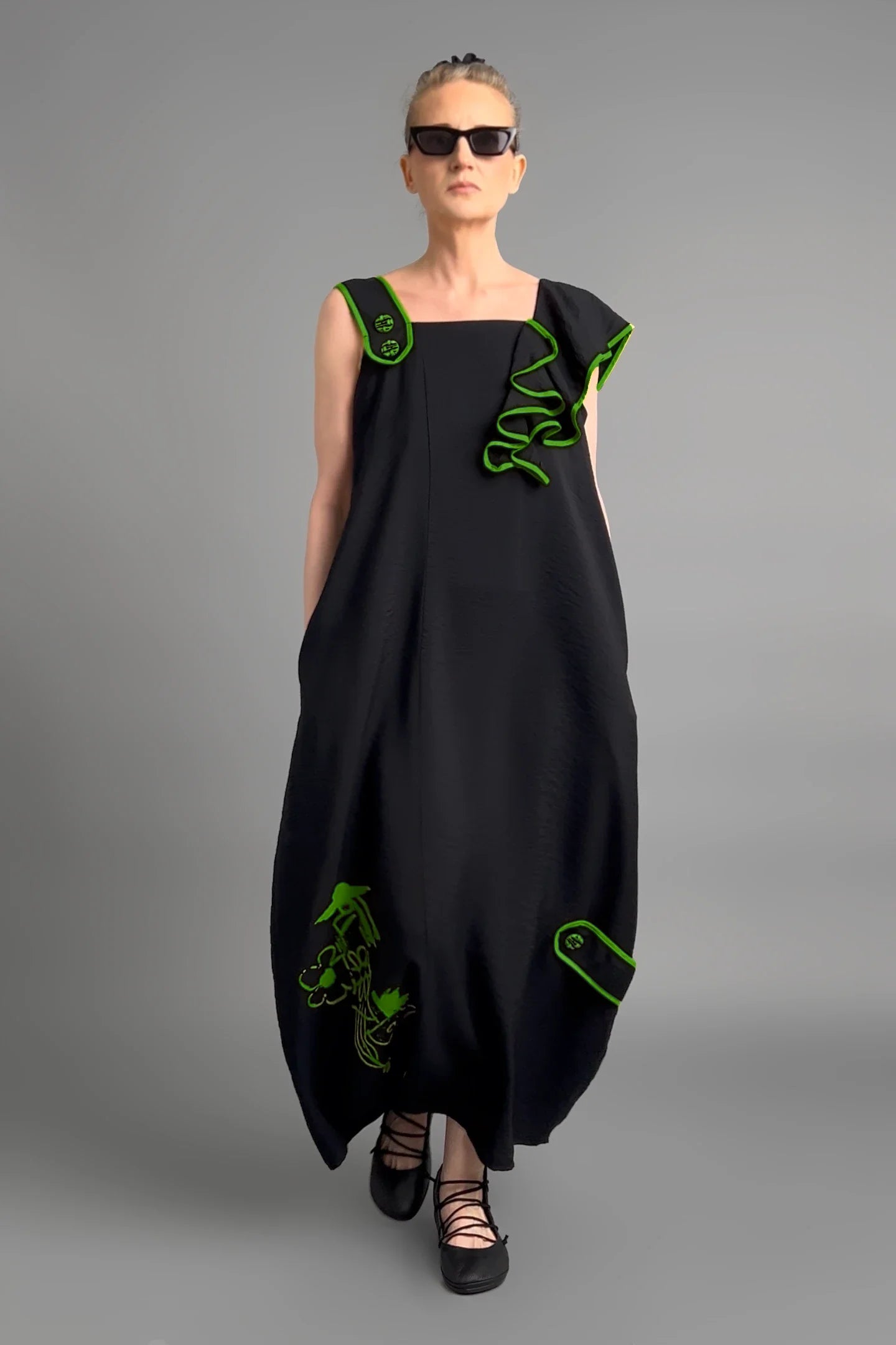 Schwarzes Kleid von LUANI mit grünen Kontrastnähten und Statement-Stickerei im Avantgarde-Stil