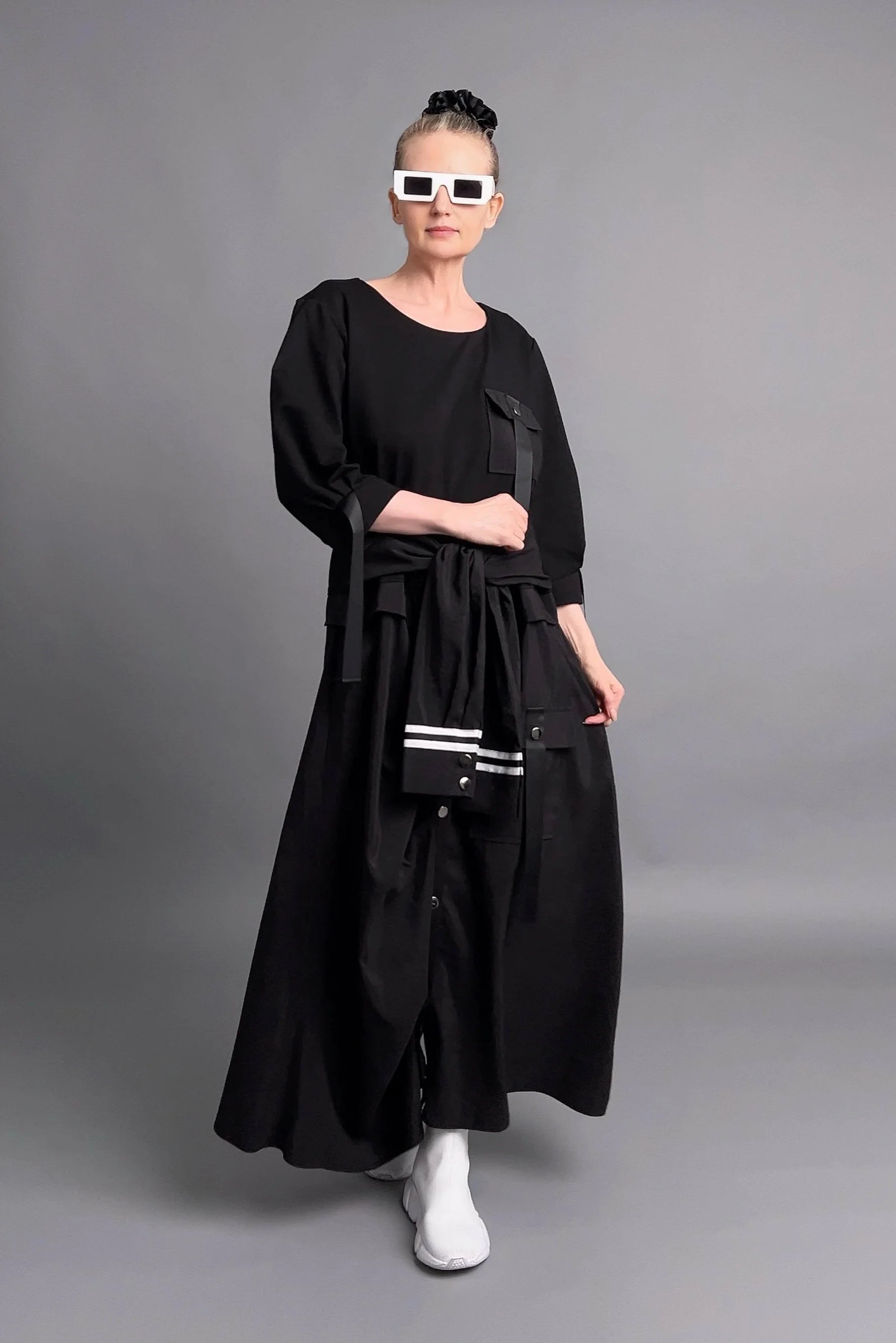 Statement-Kleid in Inkshadow-Schwarz mit Utility-Details und stilvoller Oversize-Silhouette