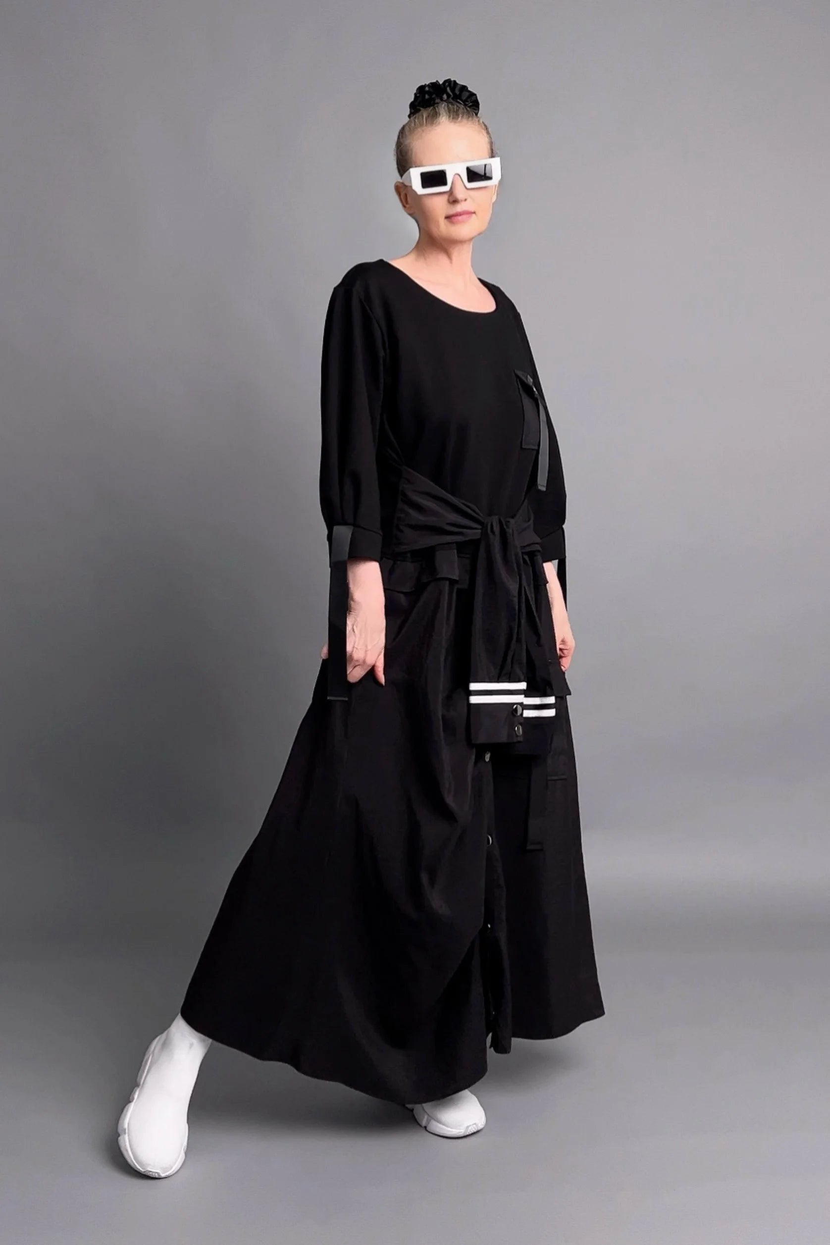 Statement-Kleid in Inkshadow-Schwarz mit Utility-Details und stilvoller Oversize-Silhouette