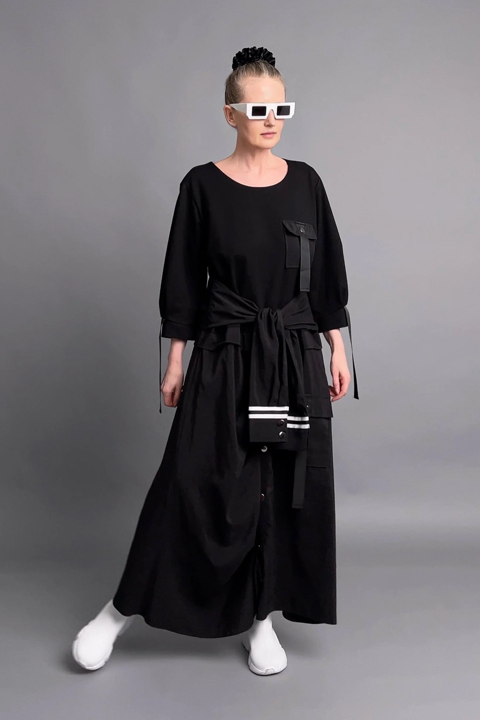 Statement-Kleid in Inkshadow-Schwarz mit Utility-Details und stilvoller Oversize-Silhouette