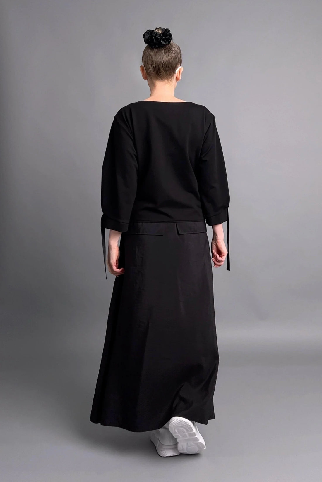 Statement-Kleid in Inkshadow-Schwarz mit Utility-Details und stilvoller Oversize-Silhouette