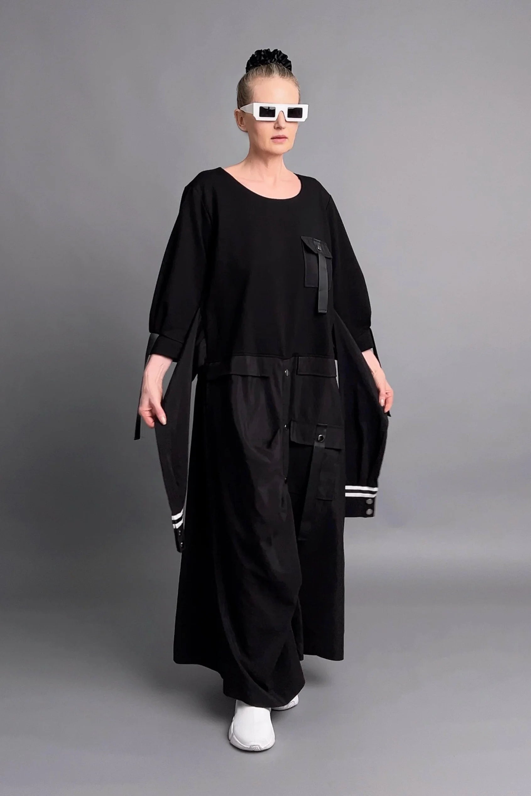 Statement-Kleid in Inkshadow-Schwarz mit Utility-Details und stilvoller Oversize-Silhouette