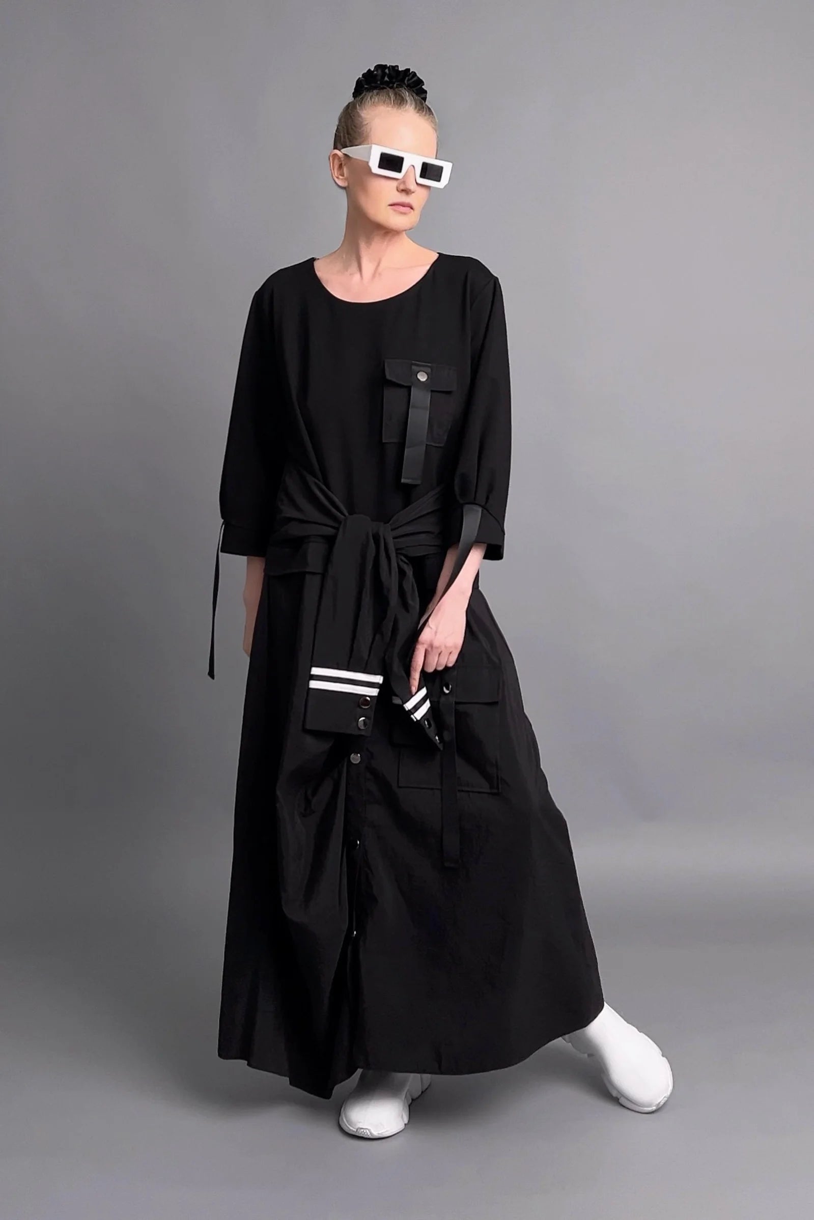 Statement-Kleid in Inkshadow-Schwarz mit Utility-Details und stilvoller Oversize-Silhouette